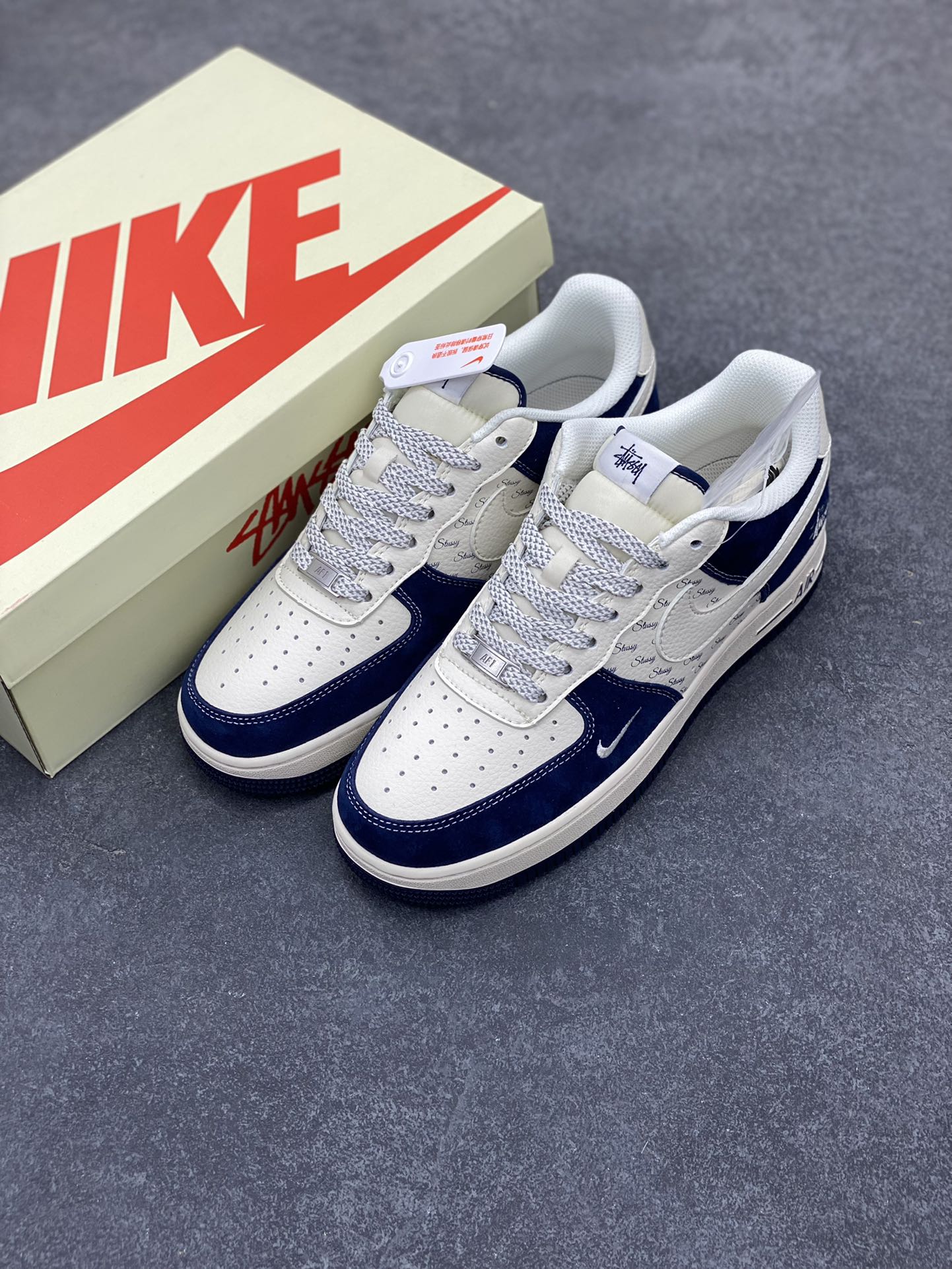 图片[8]-NIke Air Force 1 \’07 Low “斯图西联名——深蓝翻毛白勾”空军一号 低帮 运动鞋 休闲鞋 折边针车 工艺难度大 原楦头原纸板 原装鞋盒 定制五金配件 内置全掌气垫 原厂鞋底 货号：XZ6188-673 尺码：36 36.5 37.5 38 38.5 39 40 40.5 41 42 42.5 43 44 44.5 45-选品中心
