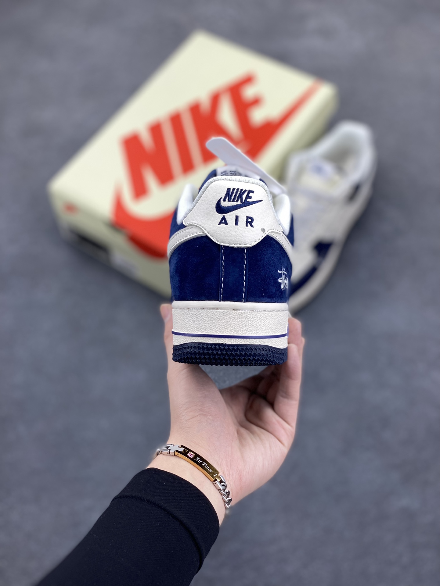 图片[4]-NIke Air Force 1 \’07 Low “斯图西联名——深蓝翻毛白勾”空军一号 低帮 运动鞋 休闲鞋 折边针车 工艺难度大 原楦头原纸板 原装鞋盒 定制五金配件 内置全掌气垫 原厂鞋底 货号：XZ6188-673 尺码：36 36.5 37.5 38 38.5 39 40 40.5 41 42 42.5 43 44 44.5 45-选品中心