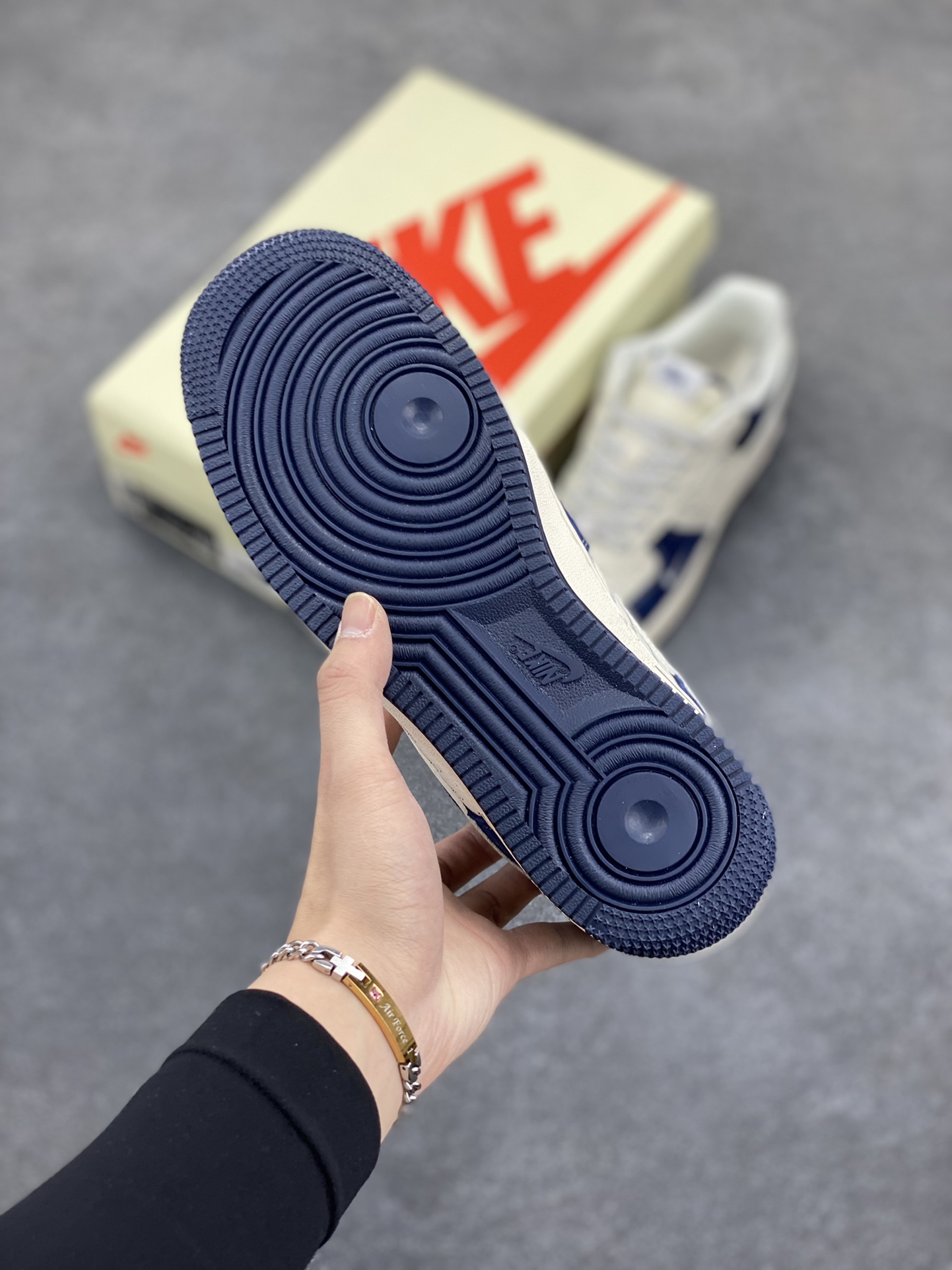 图片[5]-NIke Air Force 1 \’07 Low “斯图西联名——深蓝翻毛白勾”空军一号 低帮 运动鞋 休闲鞋 折边针车 工艺难度大 原楦头原纸板 原装鞋盒 定制五金配件 内置全掌气垫 原厂鞋底 货号：XZ6188-673 尺码：36 36.5 37.5 38 38.5 39 40 40.5 41 42 42.5 43 44 44.5 45-选品中心