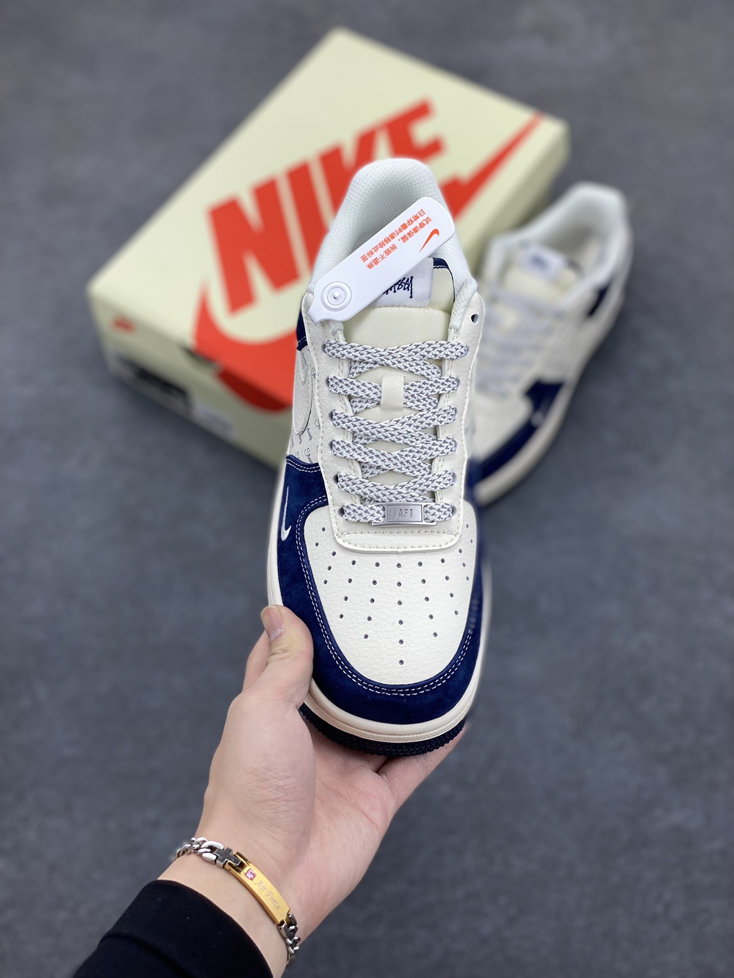 图片[2]-NIke Air Force 1 \’07 Low “斯图西联名——深蓝翻毛白勾”空军一号 低帮 运动鞋 休闲鞋 折边针车 工艺难度大 原楦头原纸板 原装鞋盒 定制五金配件 内置全掌气垫 原厂鞋底 货号：XZ6188-673 尺码：36 36.5 37.5 38 38.5 39 40 40.5 41 42 42.5 43 44 44.5 45-选品中心