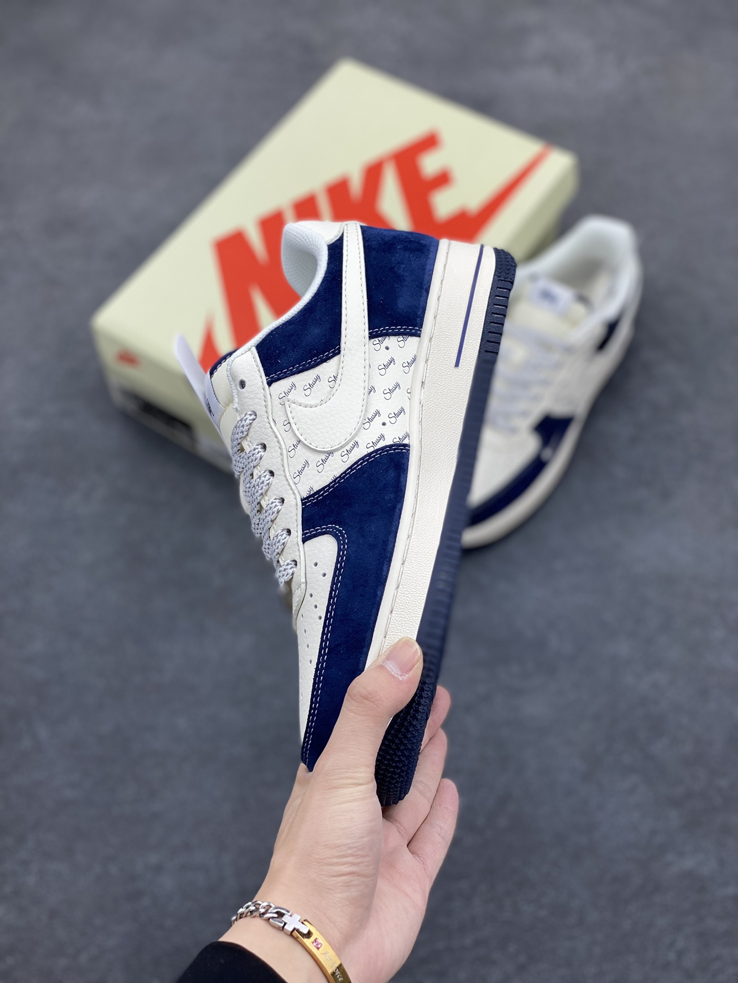 图片[3]-NIke Air Force 1 \’07 Low “斯图西联名——深蓝翻毛白勾”空军一号 低帮 运动鞋 休闲鞋 折边针车 工艺难度大 原楦头原纸板 原装鞋盒 定制五金配件 内置全掌气垫 原厂鞋底 货号：XZ6188-673 尺码：36 36.5 37.5 38 38.5 39 40 40.5 41 42 42.5 43 44 44.5 45-选品中心