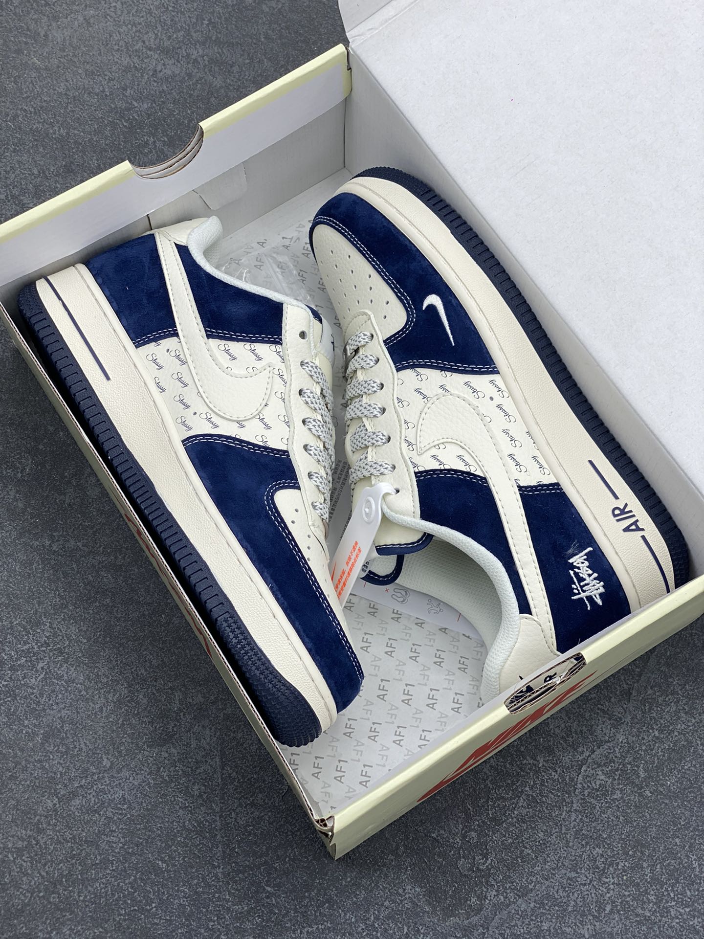 图片[9]-NIke Air Force 1 \’07 Low “斯图西联名——深蓝翻毛白勾”空军一号 低帮 运动鞋 休闲鞋 折边针车 工艺难度大 原楦头原纸板 原装鞋盒 定制五金配件 内置全掌气垫 原厂鞋底 货号：XZ6188-673 尺码：36 36.5 37.5 38 38.5 39 40 40.5 41 42 42.5 43 44 44.5 45-选品中心