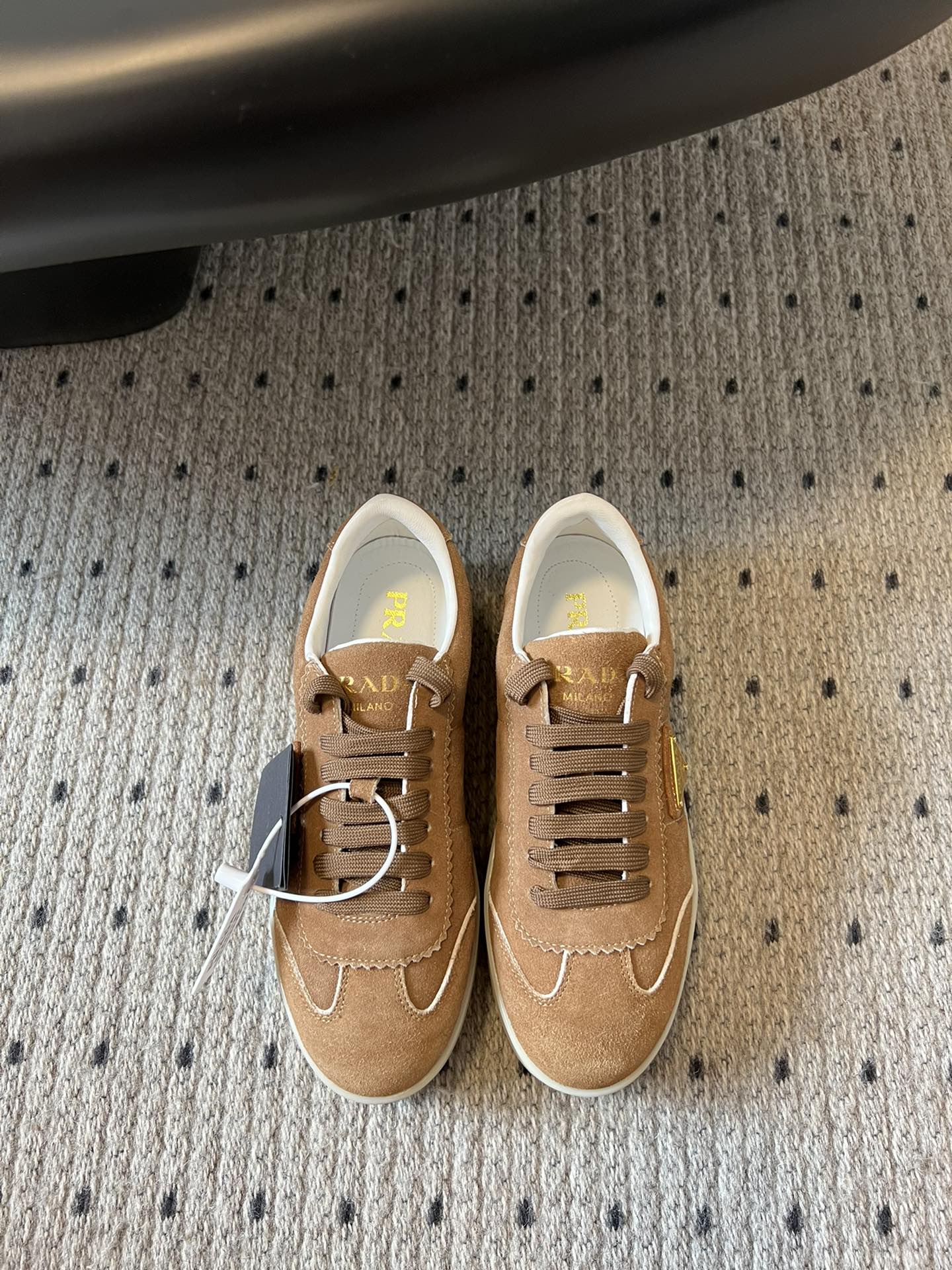 NO:165970,Prad* Prada 25/ Latest Downtown Bold Series Thick Sole Triangle Mark Casual White Shoes Sports style design and exquisite details. It is made of perforated leather, and the unique thick sole presents a unique modern style. The Prada logo is interpreted through different angles, decorated with the iconic enameled triangle metal logo, highlighting a unique classic style. The delivery counter is exquisitely packaged Fabric: Original custom imported top layer cowhide/Niujing Living: Soft sheepskin Outsole: Original mold-opening ultra-light foaming outsole Sole thickness: 4.5CM Size: #35-41 (40.41 custom-made non-return and exchange), casual shoes/sports shoes, prada, prada, sneakers, cowhide, sheepskin19860909Prad* 普拉达 25/ 最新Downtown Bold系列 厚底 三角标 休闲 小白鞋 运动风设计搭配精致细节.采用穿孔皮革打造,个性的厚底呈现别具一格的现代风格.通过不同角度演绎Prada徽标,饰有标志性的涂珐琅三角形金属徽标,彰显别具一格的经典格调 配送专柜精美包装 面料: 原版定制进口头层牛皮/牛京 内里: 柔软羊皮里 大底: 原版开模超轻发泡大底 底厚: 4.5CM Size: #35-41（40.41定做不退换）,休闲鞋/运动鞋,prada,prada,sneakers,cowhide,sheepskin,Women's Shoes