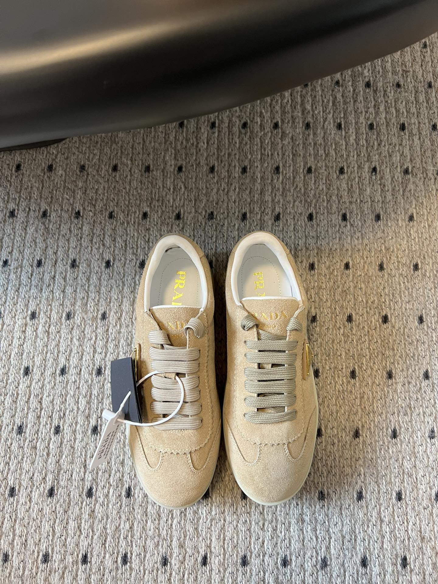 NO:165973,Prad* Prada 25/ Latest Downtown Bold Series Thick Sole Triangle Mark Casual White Shoes Sports style design and exquisite details. It is made of perforated leather, and the unique thick sole presents a unique modern style. The Prada logo is interpreted through different angles, decorated with the iconic enameled triangle metal logo, highlighting a unique classic style. The delivery counter is exquisitely packaged Fabric: Original custom imported top layer cowhide/Niujing Living: Soft sheepskin Outsole: Original mold-opening ultra-light foaming outsole Sole thickness: 4.5CM Size: #35-41 (40.41 custom-made non-return and exchange), casual shoes/sports shoes, prada, prada, sneakers, cowhide, sheepskin19860909Prad* 普拉达 25/ 最新Downtown Bold系列 厚底 三角标 休闲 小白鞋 运动风设计搭配精致细节.采用穿孔皮革打造,个性的厚底呈现别具一格的现代风格.通过不同角度演绎Prada徽标,饰有标志性的涂珐琅三角形金属徽标,彰显别具一格的经典格调 配送专柜精美包装 面料: 原版定制进口头层牛皮/牛京 内里: 柔软羊皮里 大底: 原版开模超轻发泡大底 底厚: 4.5CM Size: #35-41（40.41定做不退换）,休闲鞋/运动鞋,prada,prada,sneakers,cowhide,sheepskin,Women's Shoes