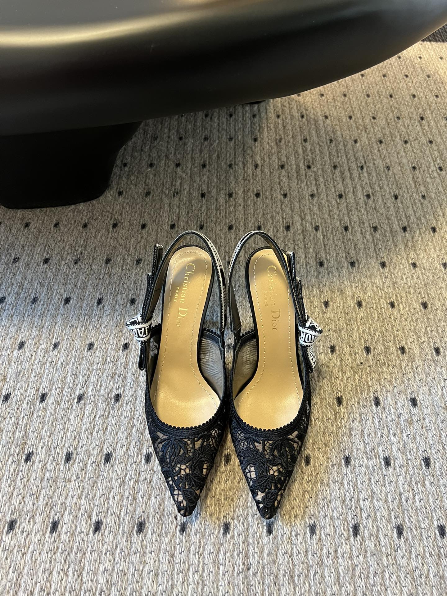 NO:236334,Dio* 24/Classic pointed cat heels show the example of Dior's exquisite craftsmanship. It is carefully crafted in black cowhide. Two-color J’Adior embroidery straps are embroidered with flat bows. Paired with two-color J’Adior logo embroidery straps, bows and 1.0 cm, 6.5 cm and 10 cm kitten heels are exquisite and elegant. Two-color cotton J’Adior embroidery straps Flat bows Light-mouthed design with zigzag edges Leather sole is decorated with Christian Dior's lucky star symbol -42 (customized for 34/40/41/42), sandals, dior, sandals, high heels, cowhide19860909Dio* 24/经典款尖头猫跟高跟鞋 彰显 Dior 精湛工艺的典范之作.采用黑色牛皮革精心制作.双色 J’Adior 刺绣饰带点缀以扁平蝴蝶结.搭配双色 J’Adior 标志刺绣饰带、蝴蝶结和 1.0 厘米、6.5 厘米 和 10 厘米小猫跟 精致高雅. 双色棉质 J‘Adior 刺绣饰带 扁平蝴蝶结 浅口设计搭配锯齿形边缘 皮革鞋底饰以 Christian Dior 的幸运星符号 -42（34/40/41/42定做）,凉鞋,dior,sandals,high heels,cowhide,Women's Shoes