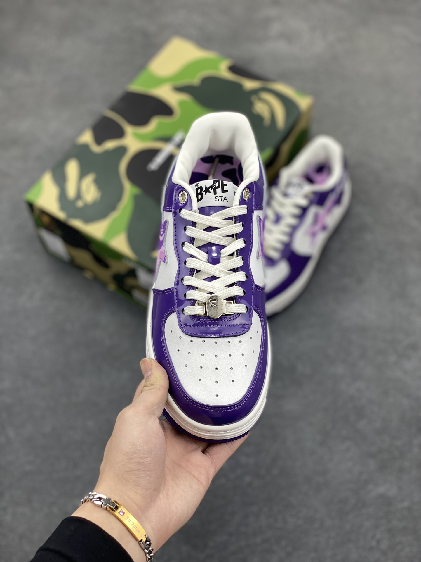 图片[2]-福利特价 独家私模 原鞋开发 正确色卡 欢迎对比 潮流教父nigo品牌 明星同款 Bape Sta 莫兰迪配色 经典百搭休闲运动板鞋 经典猿人头设计 纯正版型 海玻璃鞋垫 内置全掌气垫 全套顶级包装 包含猿人logo定制防尘袋 猿人logo卡片 抗压收纳抽屉式鞋盒 官方同步正码 货号：1I22191001 尺码：36 36.5 37.5 38 38.5 39 40 40.5 41 42 42.5 43 44 44.5 45-选品中心