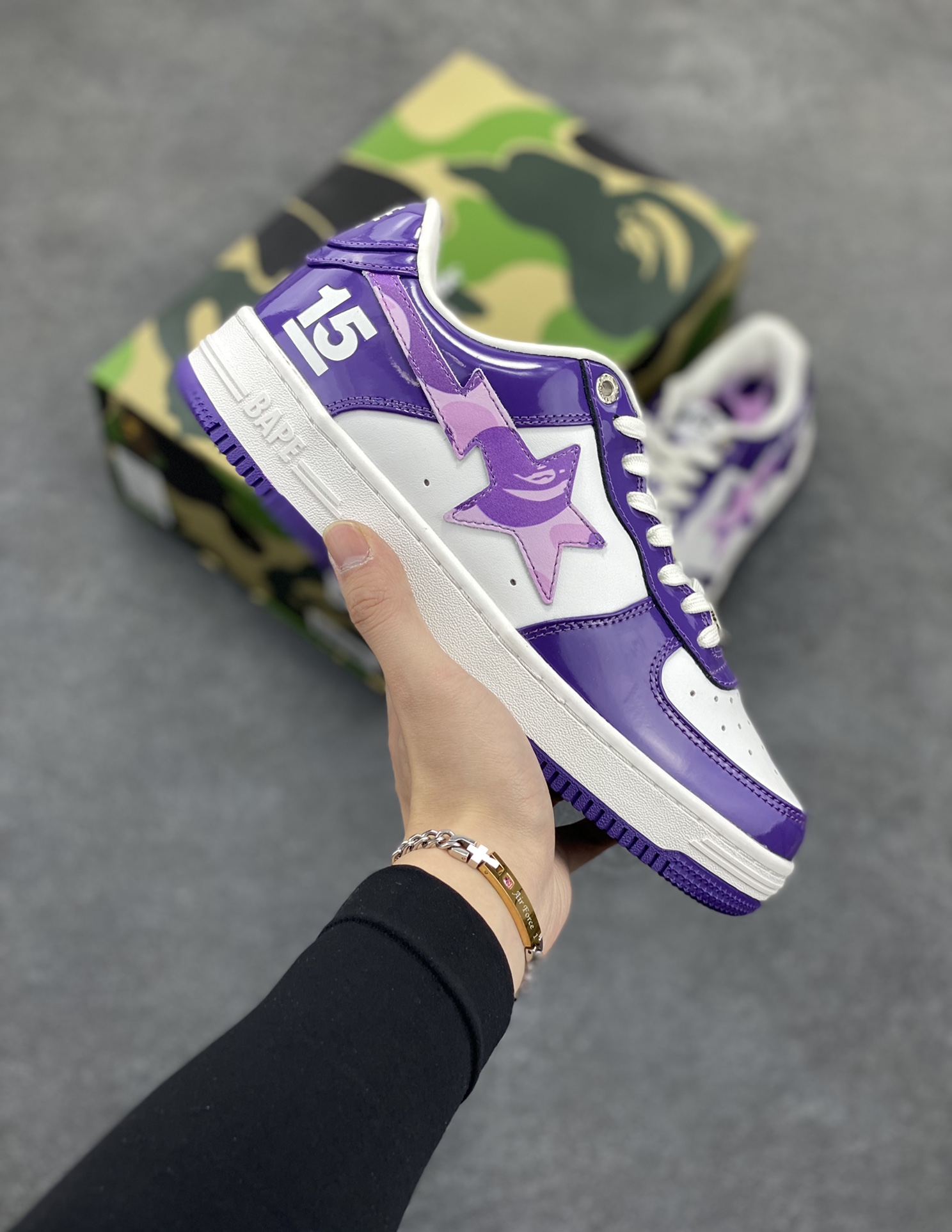 福利特价 独家私模 原鞋开发 正确色卡 欢迎对比 潮流教父nigo品牌 明星同款 Bape Sta 莫兰迪配色 经典百搭休闲运动板鞋 经典猿人头设计 纯正版型 海玻璃鞋垫 内置全掌气垫 全套顶级包装 包含猿人logo定制防尘袋 猿人logo卡片 抗压收纳抽屉式鞋盒 官方同步正码 货号：1I22191001 尺码：36 36.5 37.5 38 38.5 39 40 40.5 41 42 42.5 43 44 44.5 45-选品中心