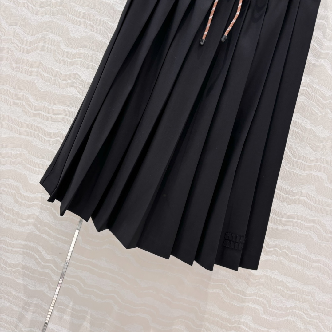 独家首发💕原单品质miu系穿搭！学院风少女压褶长半裙！进口斜纹精纺面料质感超赞！复古学院风文艺少女必入单