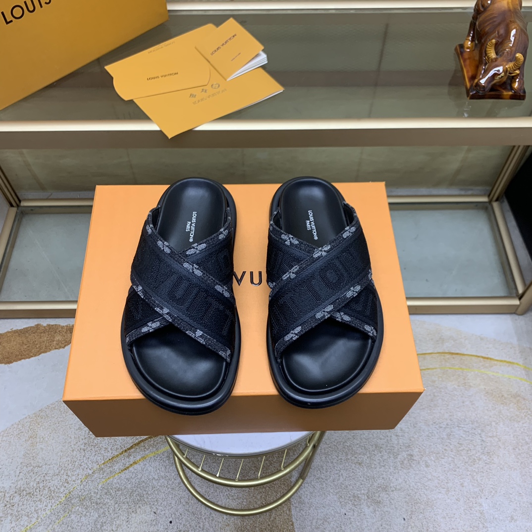 NO:351783,.High-quality LV counter synchronizes new brand luxury men's slippers, casual, loose and comfortable. The picture on the top layer cowhide embossed pattern must be popular [Happy][Happy]. Number of 36-46. Large stock, louis vuitton, slippers, cowhide19860909.高品质LV专柜同步新款 牌奢品男士拖鞋,休闲宽松舒适型.头层牛皮压花纹上图片必爆款[愉快][愉快].码数36–46.大量现货,,louis vuitton,slippers,cowhide,Men's shoes