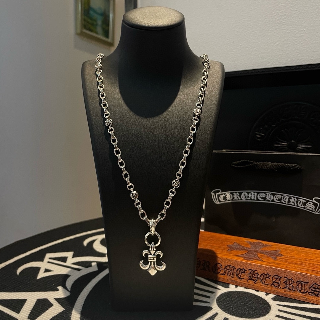 NO:105428,TikTok/Kuaishou/ins/Xiaohongshu/Live Hot, New [Counter Quality] Chrome Hearts Croxin Cross Flower Ball Necklace, Scout Flower Pendant, Concave and Convex and Convex Scout Flowers present a unique style Cross Scout Flowers are Croxin's ambitions, so they last longer. Genuine version of Chrome Hearts Croxin, different market light version, benchmark quality, look at the details of the letter printing, retro old gray oxygen level. Seiko version!  !  !  Pure handmade ~ Authentic model opening must-have fashion and fashion, both men and women can wear it, same style for couples, original official website, rock punk style silver style, retro elements, trendy and versatile!  , jewelry boutique, chrome hearts, chrome hearts, necklace19860909批 抖音/快手/ins/小红书/直播热门 ,新款【专柜品质】Chrome Hearts克罗心十字花球项链 ,童军花吊坠,凹凸造型不同的花纹设计风格 呈现出与众不同 十字架 童军花是克罗心的志 所以更经久不衰 正品打版Chrome Hearts克罗心 区别市场普通轻版 对版对标品质 看字印细节 复古做旧灰氧程度.精工版本！！！ 纯手工打造 ～正品开模潮流时尚必备 男女均可佩戴 情侣同款 官网原版 摇滚朋克泰银风格 复古元素 潮流百搭！,饰品精品,chrome hearts,chrome hearts,necklace,Jewelry