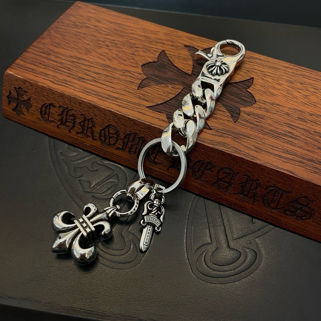“Rock-and-Roll Punk-Tai Silver Style for Couples: A Unique Fashion Choice” - 图片 3