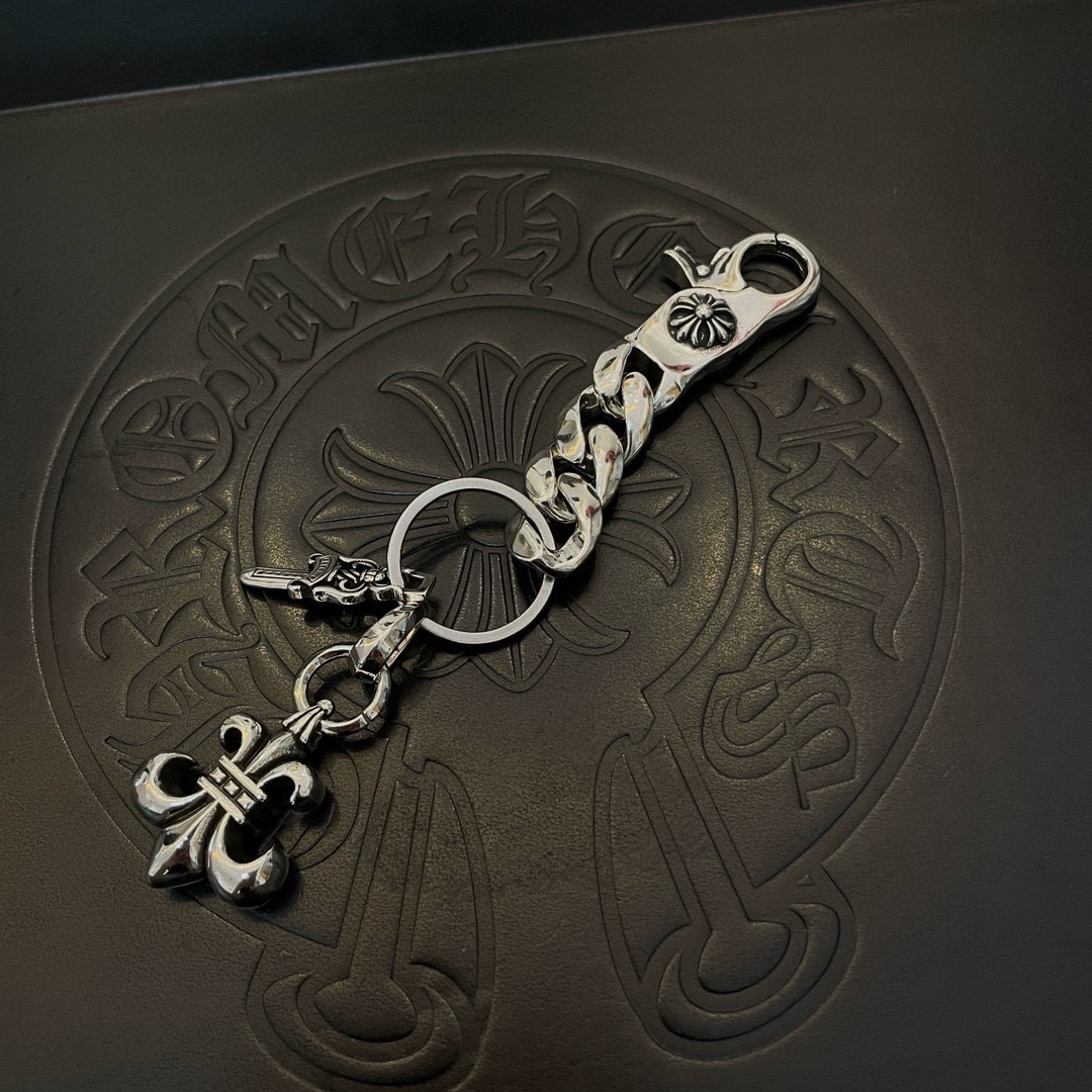 “Rock-and-Roll Punk-Tai Silver Style for Couples: A Unique Fashion Choice”