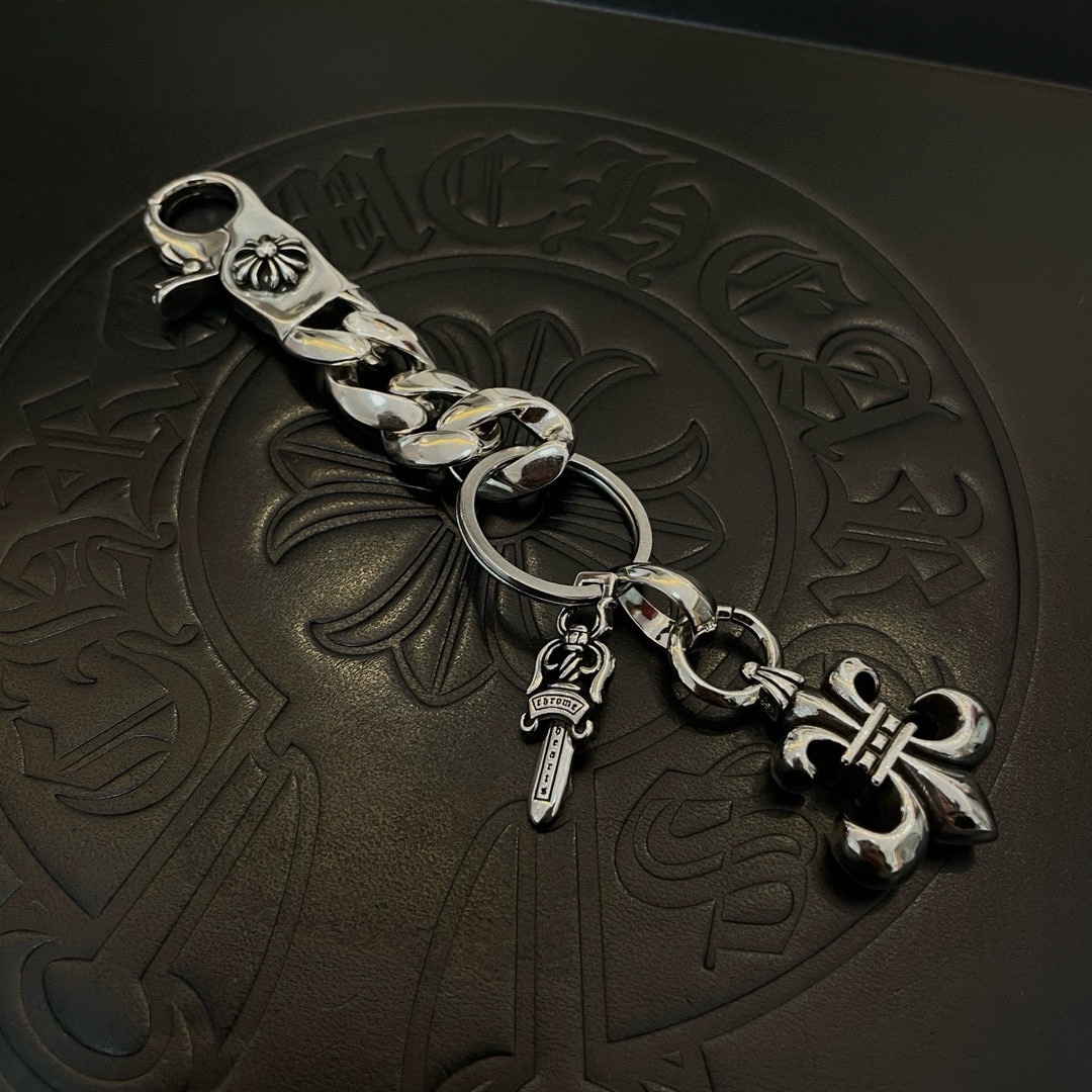“Rock-and-Roll Punk-Tai Silver Style for Couples: A Unique Fashion Choice” - 图片 2