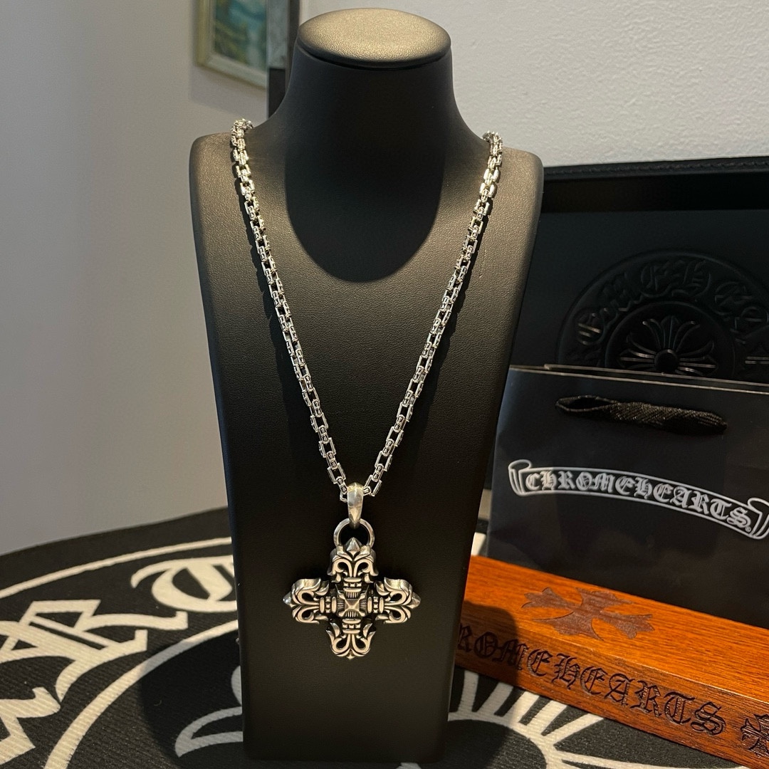 NO:105431,TikTok/Kuaishou/ins/Xiaohongshu/Live Hot, New [Counter Quality] Chrome Hearts Croxin Cross Necklace, Large Flame Cross Pendant, Different Concave and Convex and Convex Scout Flowers present unique to others Cross Scout Flowers are Croxin's ambitions, so they last longer. Genuine version of Chrome Hearts Croxin, different from the market ordinary light version, benchmark the quality of the version, look at the details of the letter printing, retro old gray oxygen level. Seiko version!  !  !  Pure handmade ~ Authentic model opening must-have fashion and fashion, both men and women can wear it, same style for couples, original official website, rock punk style silver style, retro elements, trendy and versatile!  , jewelry boutique, chrome hearts, chrome hearts, necklace19860909批 抖音/快手/ins/小红书/直播热门 ,新款【专柜品质】Chrome Hearts克罗心十字架项链 ,大号火焰十字架吊坠,凹凸造型不同的花纹设计风格 呈现出与众不同 十字架 童军花是克罗心的志 所以更经久不衰 正品打版Chrome Hearts克罗心 区别市场普通轻版 对版对标品质 看字印细节 复古做旧灰氧程度.精工版本！！！ 纯手工打造 ～正品开模潮流时尚必备 男女均可佩戴 情侣同款 官网原版 摇滚朋克泰银风格 复古元素 潮流百搭！,饰品精品,chrome hearts,chrome hearts,necklace,Jewelry