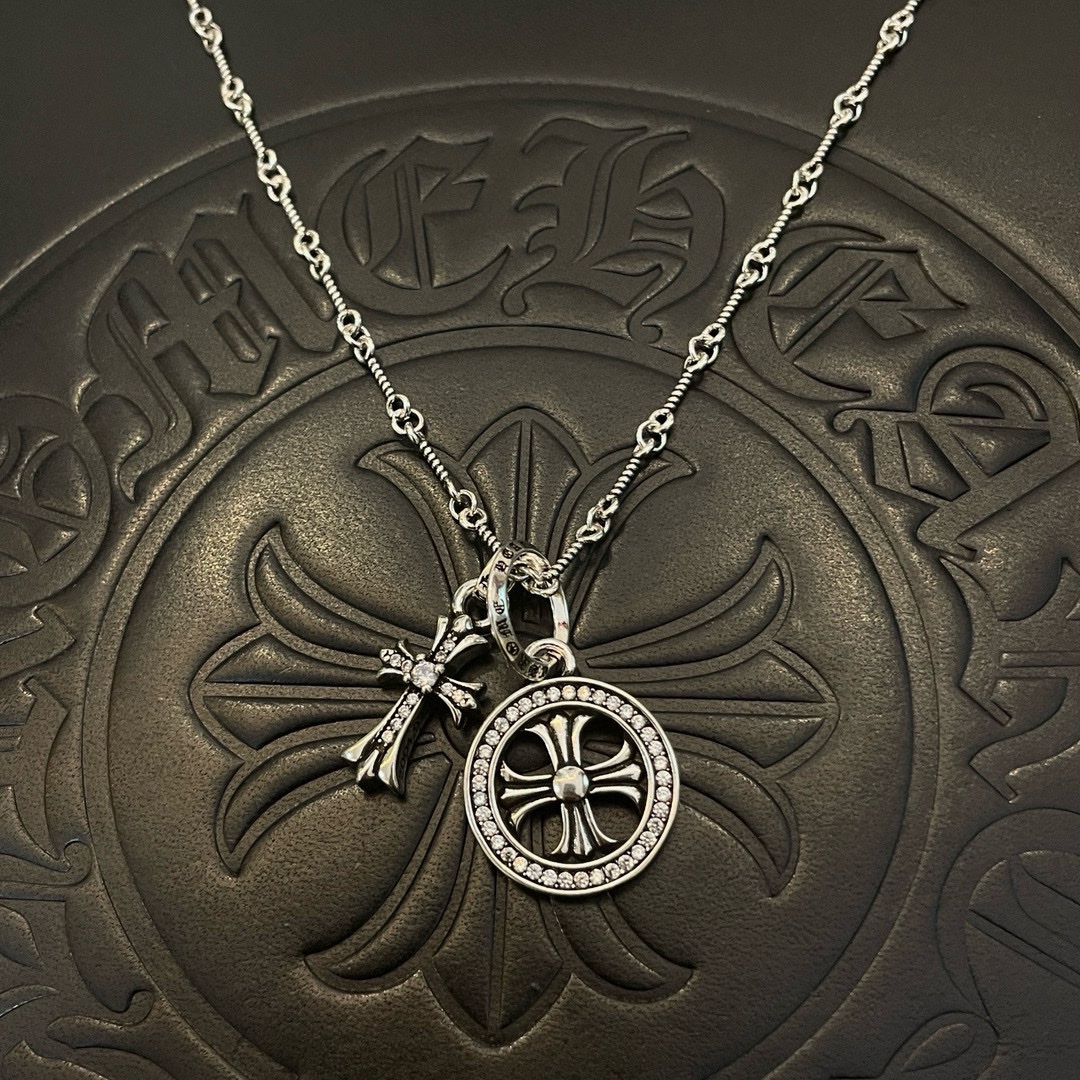 NO:105443,Batch New style [Counter Quality] Chrome Hearts Croxin classic twist necklace, cross pendant, different pattern design styles with concave and convex shapes, presenting unique cross Scout flowers are Croxin's ambition, so they last longer. Genuine version of Chrome Hearts Croxin, differentiated from the market, benchmarked on the quality of the version, looking at the details of the letter printing, retro old gray oxygen level. Seiko version!  !  !  Pure handmade ~ Authentic model opening must-have fashion and fashion, both men and women can wear it, same style for couples, original official website, rock punk style silver style, retro elements, trendy and versatile!  , jewelry boutique, chrome hearts, chrome hearts, necklace19860909批 新款【专柜品质】Chrome Hearts克罗心经典麻花项链,十字架吊坠 凹凸造型不同的花纹设计风格 呈现出与众不同 十字架 童军花是克罗心的志 所以更经久不衰 正品打版Chrome Hearts克罗心 区别市场普通轻版 对版对标品质 看字印细节 复古做旧灰氧程度.精工版本！！！ 纯手工打造 ～正品开模潮流时尚必备 男女均可佩戴 情侣同款 官网原版 摇滚朋克泰银风格 复古元素 潮流百搭！,饰品精品,chrome hearts,chrome hearts,necklace,Jewelry