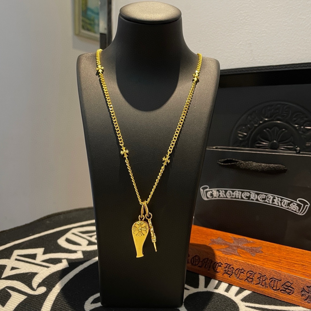 NO:105427,New [Counter Quality] Chrome Hearts Croxin classic golden cross necklace, full diamond sword whistle pendant, different pattern design styles with different concave and concave shapes, presenting unique cross Scout flowers are Croxin's ambition, so they last longer. Genuine version of Chrome Hearts Croxin, differentiated from the market, benchmarked on the quality of the version, looking at the details of the letter printing, retro old gray oxygen level. Seiko version!  !  !  Pure handmade ~ Authentic model opening must-have fashion and fashion, both men and women can wear it, same style for couples, original official website, rock punk style silver style, retro elements, trendy and versatile!  , jewelry boutique, chrome hearts, chrome hearts, necklace, gold19860909新款【专柜品质】Chrome Hearts克罗心经典黄金色十字架项链 满钻宝剑哨子吊坠,凹凸造型不同的花纹设计风格 呈现出与众不同 十字架 童军花是克罗心的志 所以更经久不衰 正品打版Chrome Hearts克罗心 区别市场普通轻版 对版对标品质 看字印细节 复古做旧灰氧程度.精工版本！！！ 纯手工打造 ～正品开模潮流时尚必备 男女均可佩戴 情侣同款 官网原版 摇滚朋克泰银风格 复古元素 潮流百搭！,饰品精品,chrome hearts,chrome hearts,necklace,gold,Jewelry