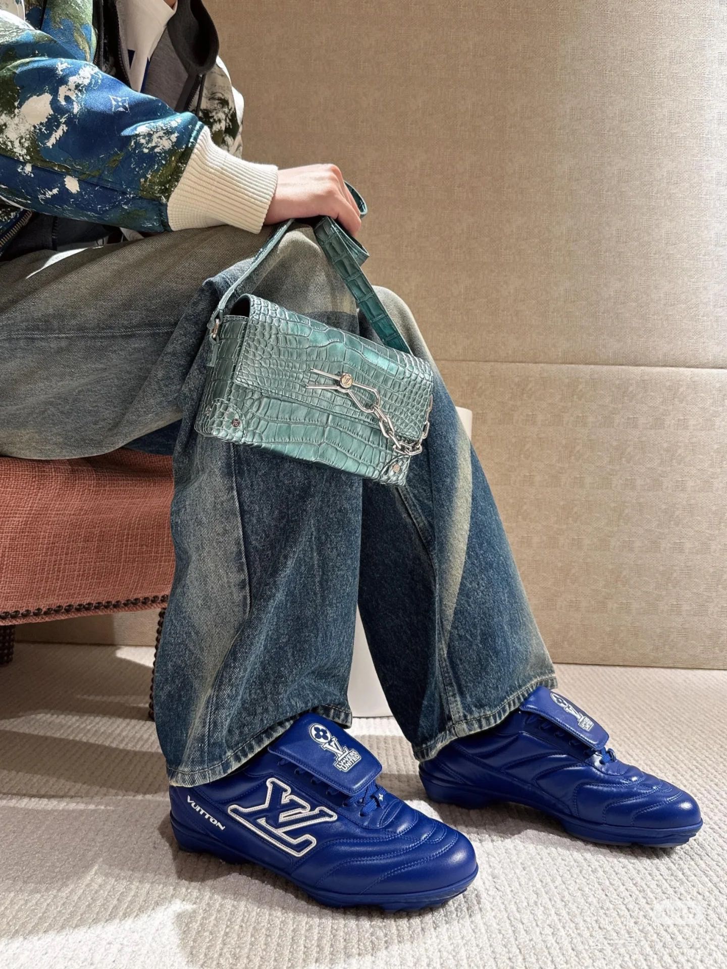 NO:231529,Couple model high-end Louis Vuitton | 2025 Ljia 2025 Spring and Summer New Products, the counter focuses on popular products, donkey brands, the latest Footprint series, Couple model, Footprint sports shoes, casual running shoes series, original purchase and development, making products, this Footprint Soccer sneakers were unveiled at the 2025 Spring and Summer Fashion Show, and is the first sneaker designed by Pharrell Williams with football shoes inspired by football. The shoes are inspired by football sports across generations and culture, echoing the theme of unity and participation of the 2025 Spring and Summer Fashion Show. The shoes are known for their smooth design, with dynamic IV Initials logo on the side, and the tongue is decorated with Lvers from the football team United badge, and the rubber sole of the sole pattern is decorated with a variety of Louis Vuitton logos. A modern sneaker with super technological content is full of details. The upper is imported top layer cowhide, the inner lining is original customized soft sheepskin, the original open-model dual-color TPU combination sole, size number for women 35-41 men 39-46 (female 40.41 men 45.46 customized), ballet shoes, louis vuitton, louis vuitton, louis vuitton, louis vuitton, versace, louis vuitton, sneakers, cowhide, sheepskin19860909情侣款高版本 Louis Vuitton 路易威登 | 2025 L家2025春夏新品 专柜主打爆款 驴牌 最新Footprint系列 情侣款 足球运动鞋 休闲 跑鞋系列 原版购入开发 做货 这款 Footprint Soccer 运动鞋于2025春夏系列时装展中亮相,是Pharrell Williams 首次以足球鞋为灵感设计的运动鞋.鞋款的灵感来自跨越世代和文化的足球运动,呼应2025春夏系列时装展团结一致、全民参与的主题.鞋款以流丽的设计著称,侧面以富动感的IV Initials标志点缀,鞋舌缀有灵感来自足球队伍的Lvers United徽章,而脚掌纹橡胶鞋底饰有多款路易威登标志,超具科技含量的一款摩登运动鞋细节满分 鞋面原版进口头层牛皮 内里原版定制柔软羊皮里 大底原版开模双色TPU组合底 码数女35-41男39-46（女40.41男45.46定制）,芭蕾舞鞋,louis vuitton,louis vuitton,louis vuitton,louis vuitton,versace,louis vuitton,sneakers,cowhide,sheepskin,Women's Shoes