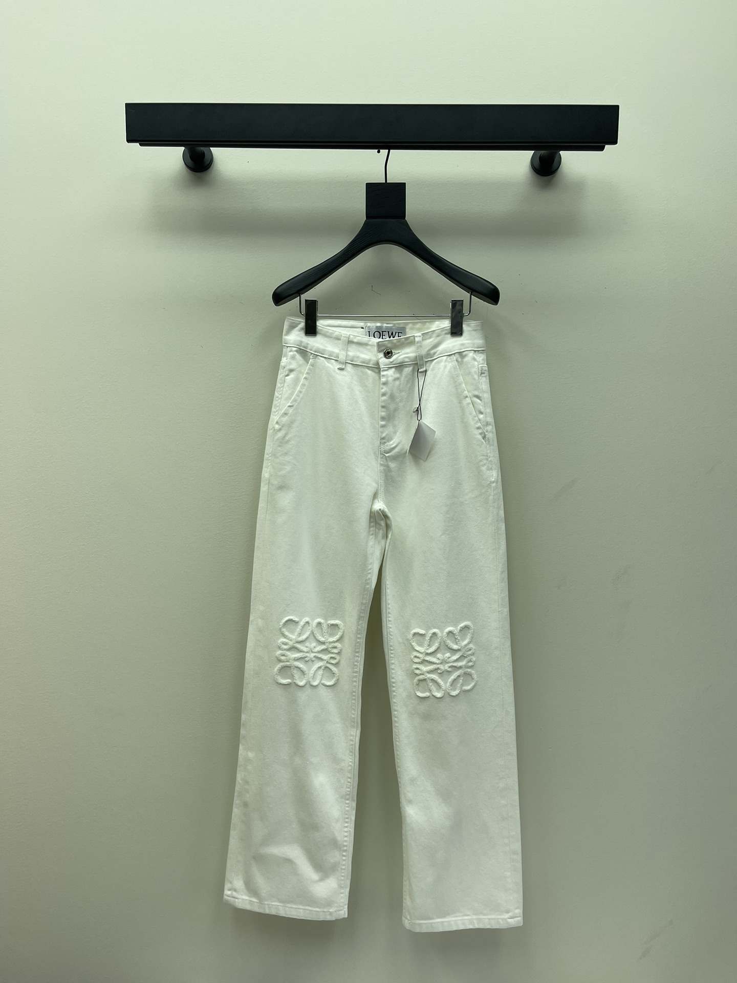 NO:311723,LOEW*25 new knee towel embroidered logo classic white jean trousers, Sailofang pure cotton denim fabric, this jeans are definitely good for you to see. Customized full set of three-standard hardware, popular hot-promotion versatile and leg-modifying straight-leg pants!  It is more comfortable to cover the flesh than tight pants, which makes it look narrower and thinner. The unique design is a classic large towel embroidered logo, comfortable to cut in mid- and high-waist pants, and it will not feel restrained when worn. It makes you look slimmer and your legs look longer. GW the same classic design, straight fit, moderate verticality. Forever YYDS!  Color: White Size: SML A,,loewe,jeans,alexander wang19860909LOEW*25新款膝盖位毛巾刺绣logo经典款白色牛仔长裤,赛络纺纯棉牛仔面料,这条牛仔裤绝对对可以说好看到炸裂,定制全套三标五金,爆款热推万能又修饰腿型的直筒裤型！比紧身裤遮肉舒服显窄显瘦,独特设计经典大毛巾绣logo,舒适中高腰裤型裁剪,穿上不会有束缚感 显瘦显腿长GW同款经典设计,直筒版型,适中的垂直感.永远的YYDS！ 颜色: 白色 尺码: SML A,,loewe,jeans,alexander wang,Women's clothing