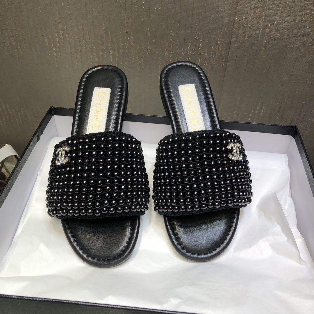 NO:265339,Out ~ CHANE* Xiaoxiang 24P Spring and Summer New Pearl Drag Pairs Pair Pair Pair Pair Pearls with Heavy Industry Sewing Beads and Diamond Cracks to embellish a trendy Drag Pair Pair with Closed Eyes. The dressing rate is really too high!  Original custom-made heavy industry pearls, inner lining/foot pad sheepskin, outsole, Italian leather sole, heel height 1.5cm, size 35-39 [40.41 customization], slippers, chanel, slippers, sheepskin19860909出～CHANE*小香24P春夏新款珍珠拖整对鞋面重工缝珠加钻扣点缀闭眼入的一款潮拖. 穿搭率实在太高了！ 鞋面原版定制重工珍珠 内里/垫脚羊皮 大底意大利真皮底 跟高1.5cm 码数35-39〔40.41定制〕,拖鞋,chanel,slippers,sheepskin,Women's Shoes