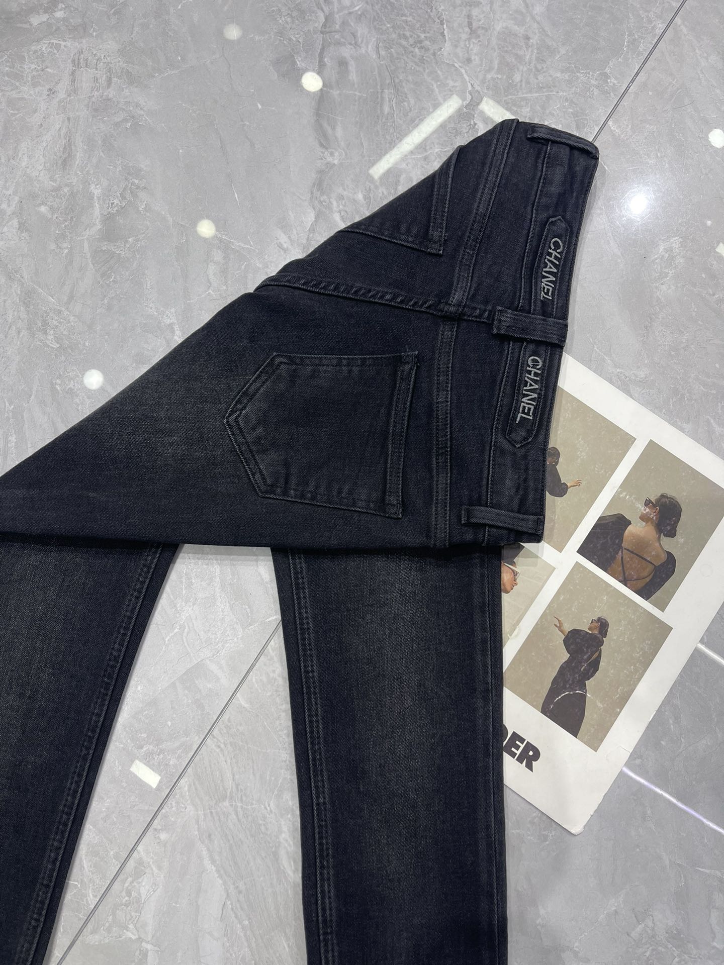 Elegant High-Waisted Skinny Jeans with Embroidered Logo - Slimming Fit 9 i1740204981 1907 4