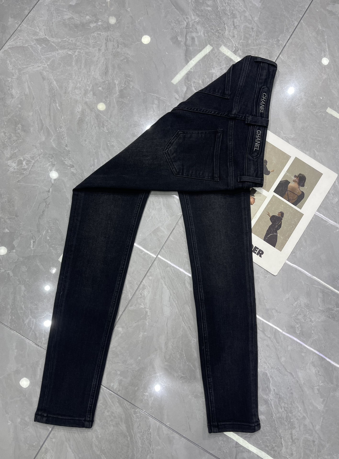 Elegant High-Waisted Skinny Jeans with Embroidered Logo - Slimming Fit 8 i1740204981 2219 3
