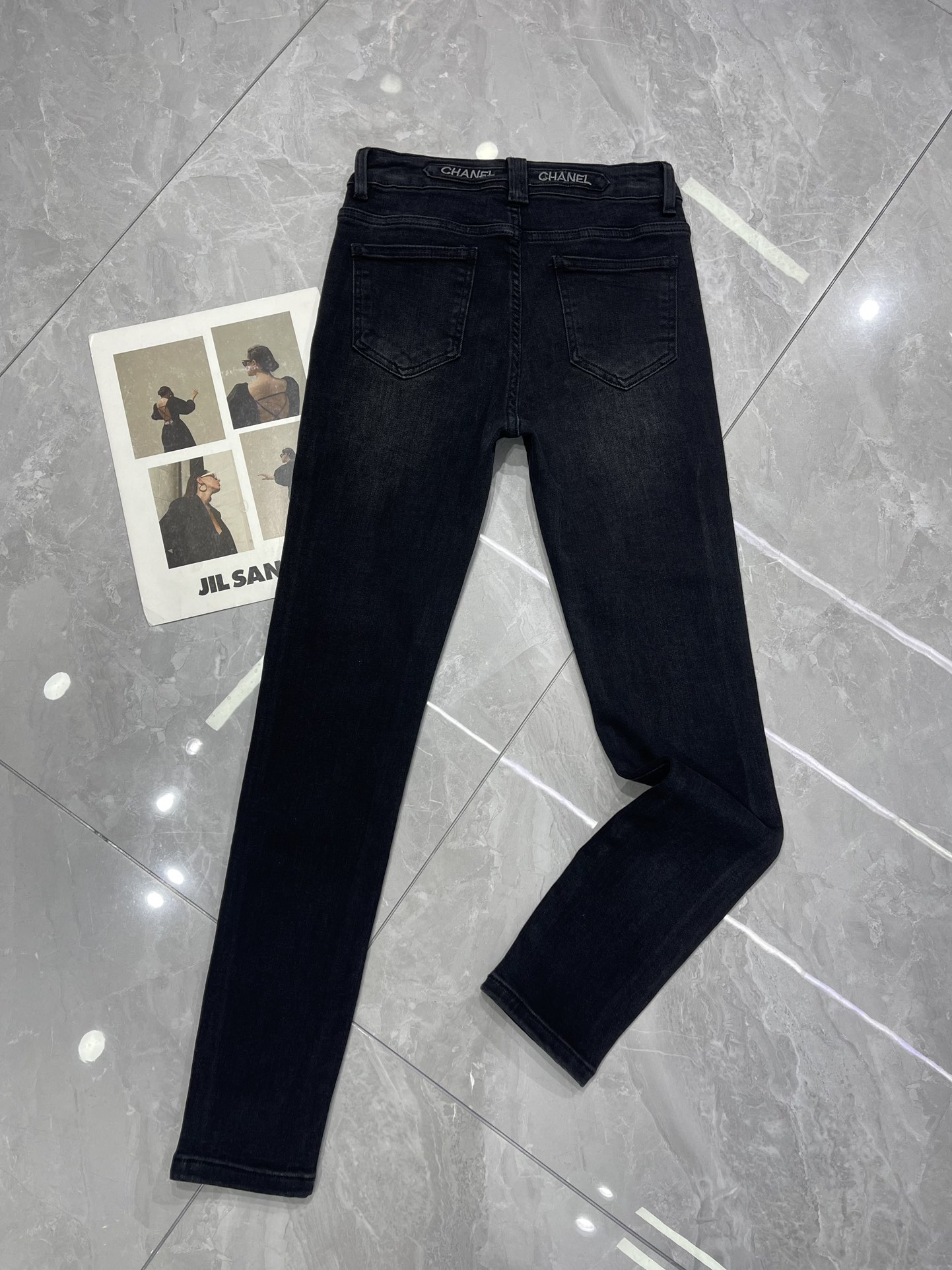Elegant High-Waisted Skinny Jeans with Embroidered Logo - Slimming Fit 5 i1740204981 5897 6