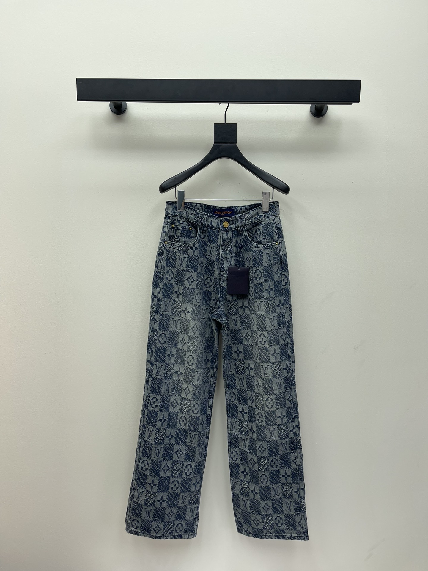 NO:311749,Louis Vuittio* presbyopia full-print denim straight-leg pants. It is made of pure cotton fabric. The denim is soft. The fabric is very comfortable to wear. Various washing techniques. The texture is old and clear. The printed presbyopia design shows the brand style. The workmanship is neatly arranged and the details are full of custom hardware accessories. High quality~ Size SM,,louis vuitton,alexander wang19860909Louis Vuittio*老花满印牛仔直筒裤 采用纯棉的面料 牛仔上身柔软 面料穿起来非常舒适 多种水洗工艺 纹理做旧清晰 满印老花设计 彰显品牌格调 做工车工走线整齐 细节满满 定制五金配件 高品质~ 尺码SM,,louis vuitton,alexander wang,Women's clothing