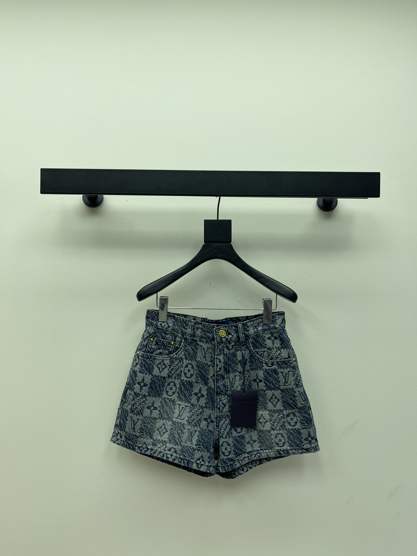 NO:311752,Louis Vuittio* Presbyterian full-print denim shorts. It is made of pure cotton fabric. The denim upper body is soft. The fabric is very comfortable to wear. Various washing techniques. The texture is old and clear. The printed presbyterian design shows the brand style. The shorts look very slim. The overall upper body feels very light and luxurious. The feeling of temperament is √ Customized hardware accessories. High quality~ Size SM,,louis vuitton, shorts,alexander wang19860909Louis Vuittio*老花满印牛仔短裤 采用纯棉的面料 牛仔上身柔软 面料穿起来非常舒适 多种水洗工艺 纹理做旧清晰 满印老花设计 彰显品牌格调 短裤版型很显瘦哟 整体上身感觉很轻奢显气质的感觉√ 定制五金配件 高品质~ 尺码SM,,louis vuitton,shorts,alexander wang,Women's clothing