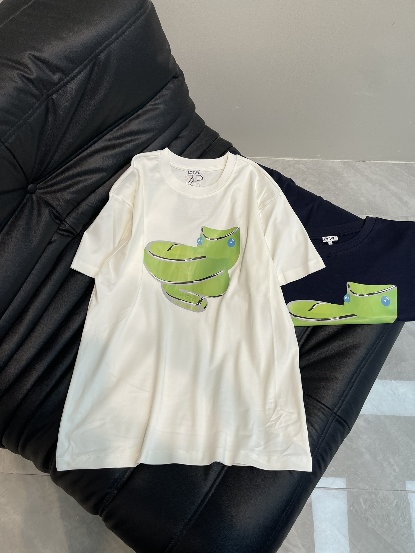 NO:310719,Loew*25 spring and summer new limited snake dance logo printed short-sleeved T-shirt, especially like the green pattern in the middle, which represents vitality and vitality, and the round neck loose style is the same as men and women!  The upper body is cool and handsome and girlish!  The imported technology cotton fabric has a great texture!  The quality of workmanship depends on the details!  SML, loewe, T-shirt,tees,t-shirt,alexander wang19860909Loew*25春夏新品限定蛇舞logo印花短袖T恤,特别喜欢中间图案的这个绿色代表生机盎然活力,圆领宽松版型男女同款赞！上身拉风帅气又不失少女感！进口科技棉质面料质感超赞！做工品质看细节！SML,,loewe,T-shirt,tees，t-shirt,alexander wang,Women's clothing