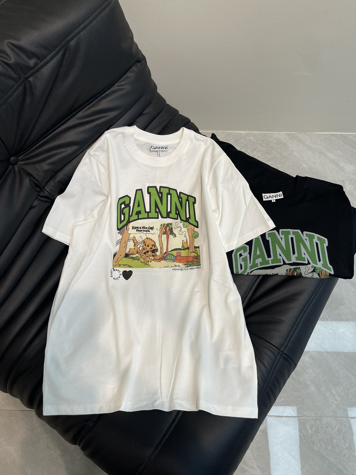 NO:310717,GANN* basic running puppy pattern loose short-sleeved T-shirt, large format printing, dense gray, delicate and vivid printing, spray dyeing technology, overall youthful and energetic, full of fashion sense, pure cotton material, soft, light and drooping, almost no weight on the upper body, the texture is very high-end, the body is a basic round neck style, loose style, not picky, daily casual and versatile and easy to wear, you can wear casually, overalls, shorts, casual pants, and no mistakes, and you can wear it in the inner wear. SML A,, shorts, T-shirt, tees, t-shirt, alexander wang19860909GANN*基础款奔跑小狗图案宽松短袖T恤,大幅面印花,密度灰常细密,印花细腻生动,喷染技术,整体都很青春活力,时髦感满满,纯棉材质,柔软轻薄有垂感,上身几乎没有重量,质感很显高级,衣身是基础圆领款,宽松版型,不挑身型,日常休闲百搭又好穿,随便搭、背带裤、短裤、休闲裤、怎么穿都不会错,做内搭也可以. 码数SML A,,shorts,T-shirt,tees，t-shirt,alexander wang,Women's clothing