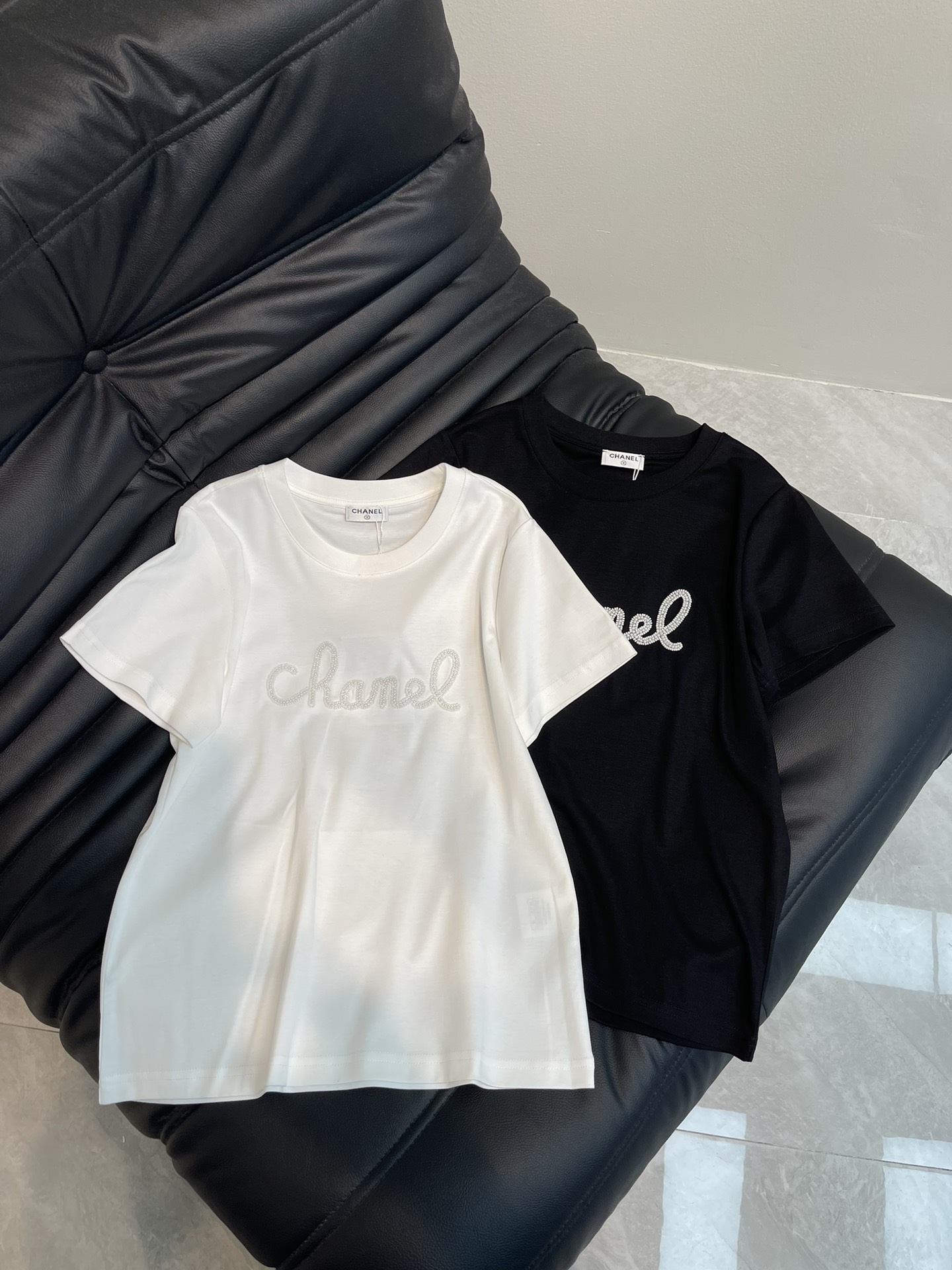 NO:311206,Chane*25 spring and summer new round neck beaded letter short-sleeved T-shirt custom YB twill cotton material breathable and comfortable, full texture. Regular short-sleeved T-shirt cut highlights the brand style. Made of gram-weight pure cotton, slightly elastic, and gives a slimming visual effect. The three-dimensional bead decoration on the chest combines into the iconic letter logo. The exquisite details of the flower body are blessed with the brand's high-end feeling. The inner wear is brilliant and fashionable. SML, chanel, T-shirt,tees, t-shirt,alexander wang19860909Chane*25春夏新品圆领钉珠字母短袖T恤 定制YB斜纹全棉材质 透气舒适 质感十足 常规短袖T恤裁剪 凸显品牌格调 采用克重纯棉制成 略带有弹力 呈现显瘦视觉效果 胸前立体钉珠装饰组合成标志性字母徽标 选用花体精致细节加持 品牌高级感拉满 单穿内搭都出彩时髦 SML,,chanel,T-shirt,tees，t-shirt,alexander wang,Women's clothing