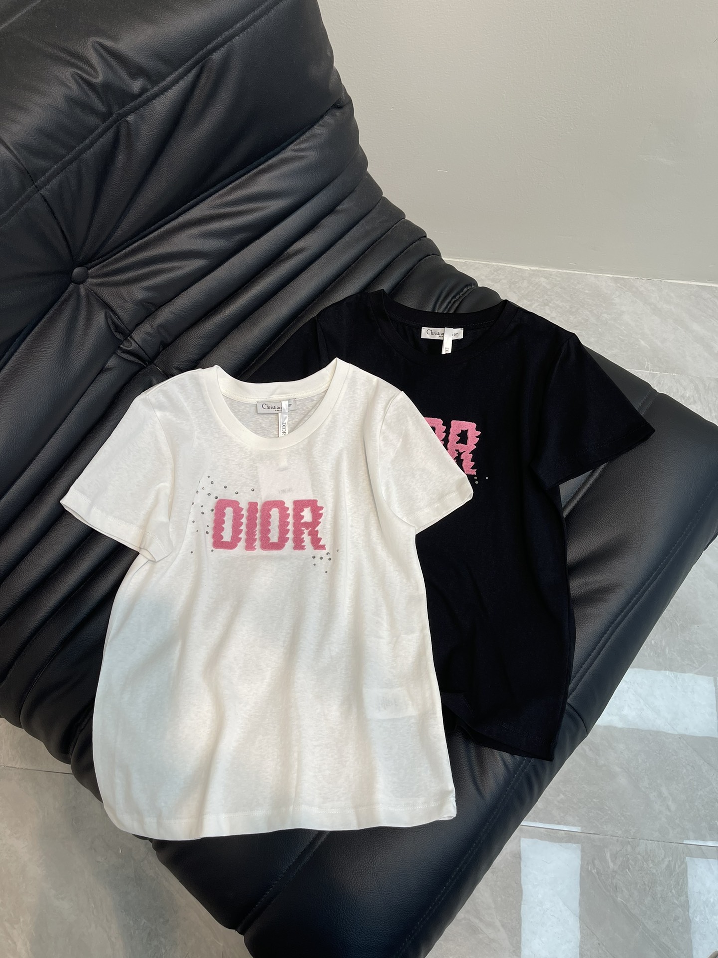 NO:313231,Dio*25 spring and summer new high-density toothbrush embroidered diamond short-sleeved T-shirt, high-end imported pure cotton fabric, classic style versatile and not picky, and the upper body is very beautiful!  SML, dior, T-shirt,tees, t-shirt,alexander wang19860909Dio*25春夏新款高密度牙刷绣烫钻短袖T恤,高级进口纯棉面料,经典版型百搭不挑人,上身非常漂亮！SML,,dior,T-shirt,tees，t-shirt,alexander wang,Women's clothing