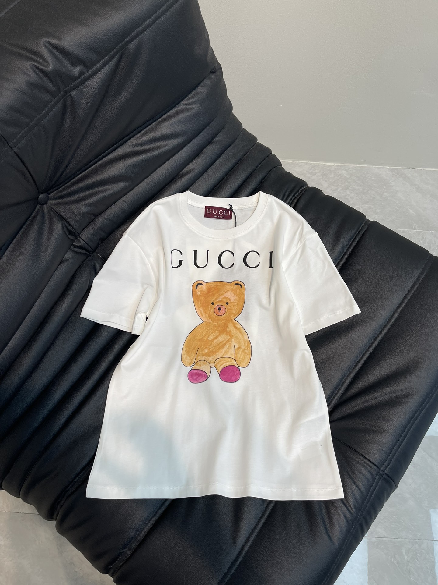 NO:310689,Gucc*25 spring and summer new round neck printed short-sleeved T-shirt custom YB native cotton material breathable and comfortable, full texture Slim T-shirt cut highlights the brand style Made of gram-weight pure cotton, full of drape, presents a slim visual effect The chest is restored by printing technology, depicting letters and hand-painted bears, and the back is decorated with black and white cup patterns to make the fashionable and high-end feel immediately. Create a personal style, fashionable and relaxed, and the inner wear is brilliant and fashionable. SML,,gucci, T-shirt,tees, t-shirt,alexander wang19860909Gucc*25春夏新款圆领印花短袖T恤 定制YB原生全棉材质 透气舒适 质感十足 修身T恤裁剪 凸显品牌格调 采用克重纯棉制成 垂坠感十足 呈现显瘦视觉效果 胸前利用印花工艺还原色彩 描绘字母和手绘感小熊 背面加饰黑白杯子图案 让时尚高级感立刻显现 打造个性风格 时髦松弛 单穿内搭都出彩时髦 SML,,gucci,T-shirt,tees，t-shirt,alexander wang,Women's clothing