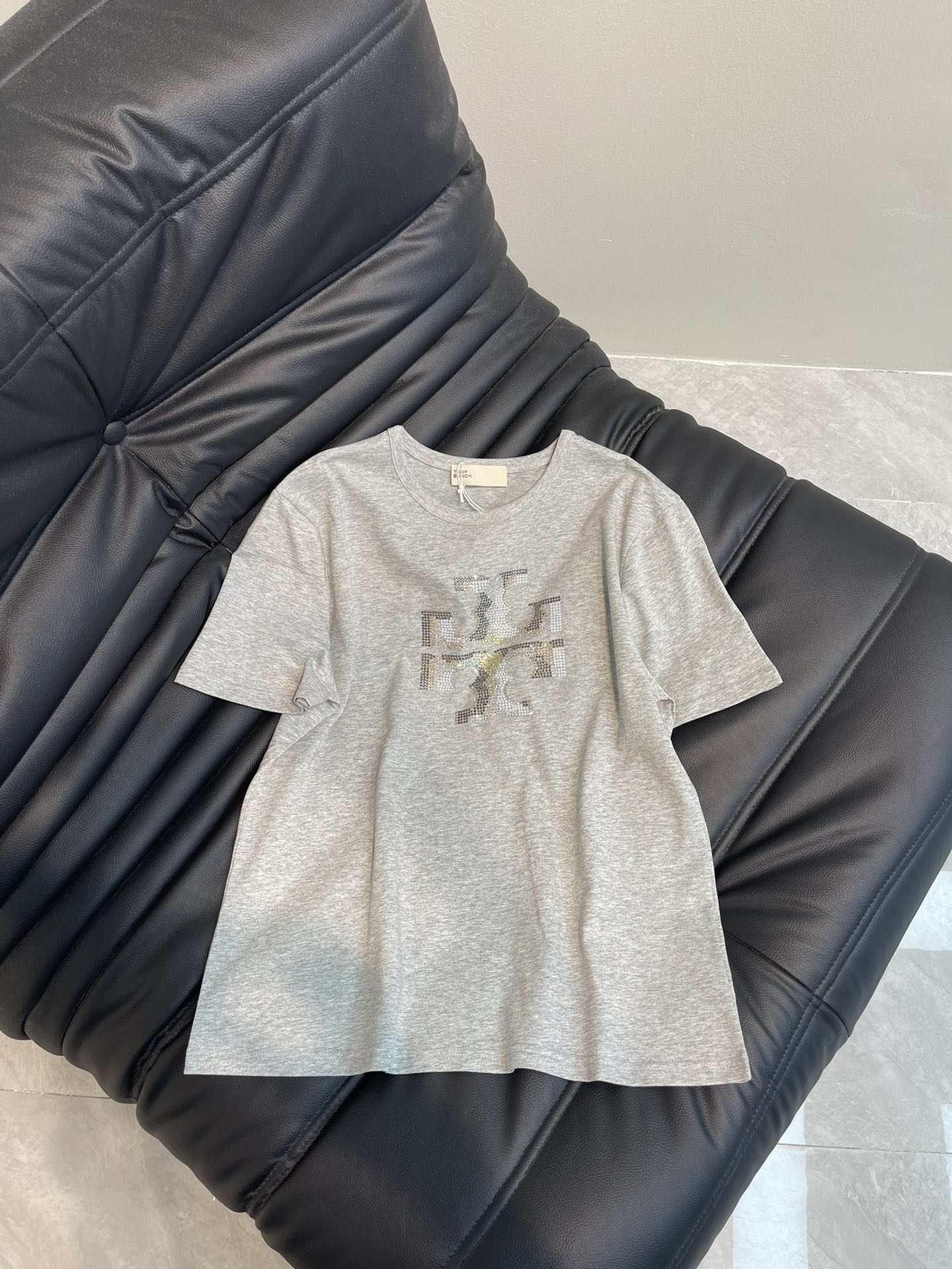 NO:310707,Tory Burc*h25 series new double-T iron diamond short-sleeved T-shirt with exquisite style and huge slim upper body!  Customized latest white dice diamonds, low-key and luxurious!  A must-have item for fashionable things unlocks all outfits!  Determine the quality of my home!  Classic items are fashionable and high-end, and the classic style is versatile and not picky!  SML, burberry, T-shirt,tees, t-shirt,alexander wang19860909Tory Burc*h25系列新品双T烫钻短袖T恤 精致版型上身巨显瘦！ 定制最新白沥钻 低调奢华！ 时髦精必备单品解锁所有穿搭！ 认准我家品质！经典单品时髦又高级 经典版型百搭不挑人！ SML,,burberry,T-shirt,tees，t-shirt,alexander wang,Women's clothing