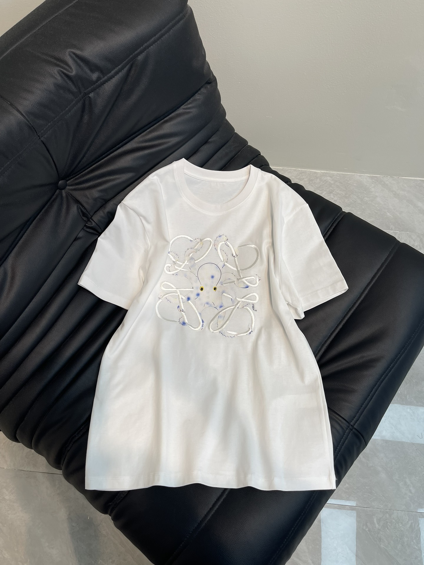 NO:310701,Loew* New Spring and Summer 25 Octopus Printed Embroidered Short Sleeve T-shirt!  Twill cotton material, breathable and comfortable, full texture. Octopus printed pattern on the chest, paired with the iconic embroidery logo. The embroidery part uses the Baibailingdawan needle embroidery machine, using the needle-mixed embroidery process. The needle method is dense, the pattern is clear and the line feel is strong and three-dimensional. The high-end design feels full. The inner wear is brilliant and fashionable, and it is very recognizable. The same style as men and women!  SML, loewe, T-shirt,tees,t-shirt,alexander wang19860909Loew* 25春夏新款 八爪鱼印花刺绣短袖T恤！斜纹全棉材质,透气舒适,质感十足 胸前八爪鱼印花图案,搭配标志性刺绣徽标装饰 刺绣部分采用白百灵达万针刺绣机器作业,运用掺针刺绣工艺 针法绵密,图案清晰且线条感和立体感强 高级设计感拉满,单穿内搭都出彩时髦,非常具有辨识度 男女同款！SML,,loewe,T-shirt,tees，t-shirt,alexander wang,Women's clothing