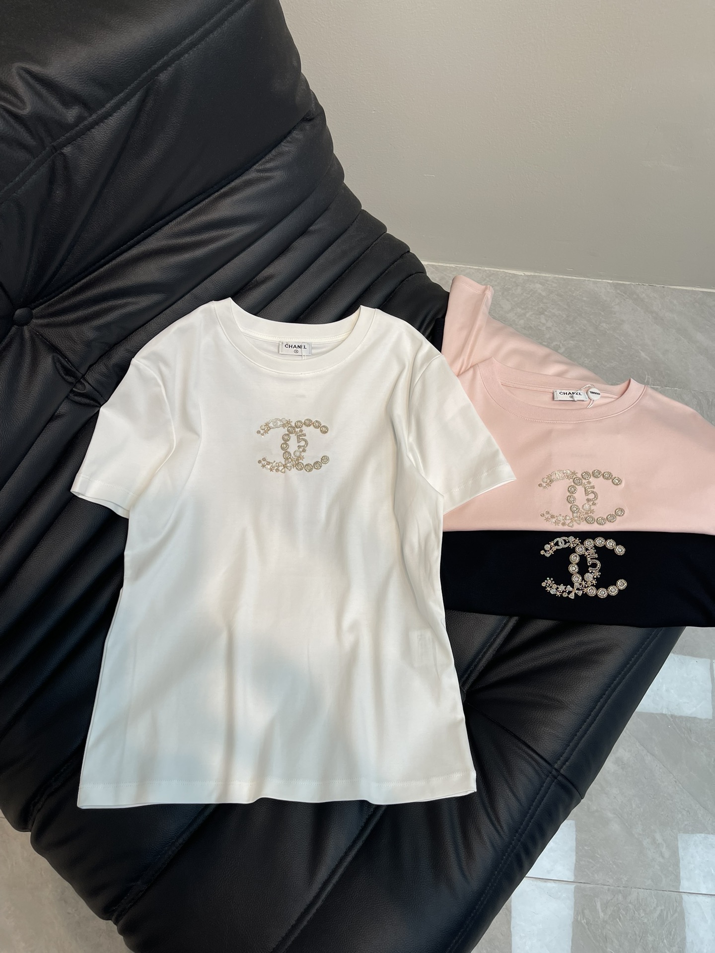 NO:311173,Chane*25 Spring and Summer New Heavy Industry Beaded Sequin Short-Sleeve T-shirt Customized YB native cotton material Breathable and comfortable Full texture Regular short-sleeved T-shirt cutting highlights the brand style Made of gram-weight pure cotton with a slight elasticity Presents a slim visual effect Pearl sequin beads on chest presents a three-dimensional multi-layer double C letter logo pattern Exquisite and fashionable feeling immediately Presents a bright color scheme to create a personalized style Fashionable and age-reducing The inner wear is brilliant and fashionable SML, chanel, T-shirt,tees, t-shirt,alexander wang19860909Chane*25春夏新品重工钉珠亮片短袖T恤 定制YB原生全棉材质 透气舒适 质感十足 常规短袖T恤裁剪 凸显品牌格调 采用克重纯棉制成 略带有弹力 呈现显瘦视觉效果 胸前珍珠亮片钉珠工艺 呈现出立体多层次的双C字母徽标图案 精致时尚感立现 亮眼配色打造个性风格 时髦减龄 单穿内搭都出彩时髦 SML,,chanel,T-shirt,tees，t-shirt,alexander wang,Women's clothing