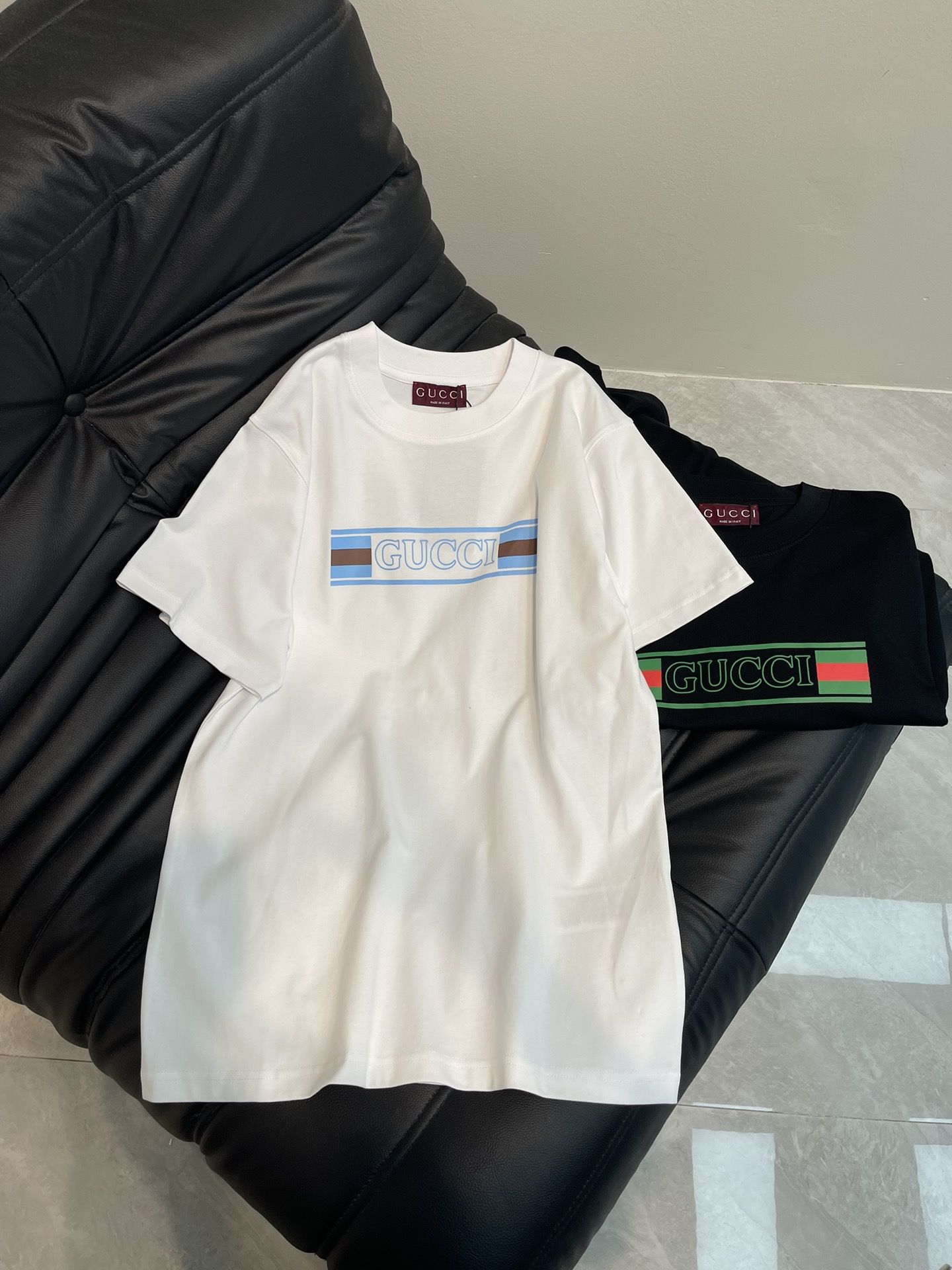 NO:311200,Gucc*25 spring and summer new round neck printed short-sleeved T-shirt Customized YB native cotton material breathable and comfortable, full texture Loose Oversized short-sleeved T-shirt cut highlights the brand style Made of gram-weight pure cotton, full of drape, presents a slimming visual effect The chest uses printing technology to restore colors, outline bright stripes and hollow brand logo pattern, fashionable and high-end feeling instantly, create a personalized style, fashionable and age-reducing, men and women, and the inner wear is brilliant and fashionable SML, gucci, versace, T-shirt, tees, t-shirt, alexander wang19860909Gucc*25春夏新品圆领印花短袖T恤 定制YB原生全棉材质 透气舒适 质感十足 宽松Oversized短袖T恤裁剪 凸显品牌格调 采用克重纯棉制成 垂坠感十足 呈现显瘦视觉效果 胸前利用印花工艺还原色彩 勾勒出亮色条纹镂空品牌徽标图案 时尚高级感立现 打造个性风格 时髦减龄 男女同款 单穿内搭都出彩时髦 SML,,gucci,versace,T-shirt,tees，t-shirt,alexander wang,Women's clothing