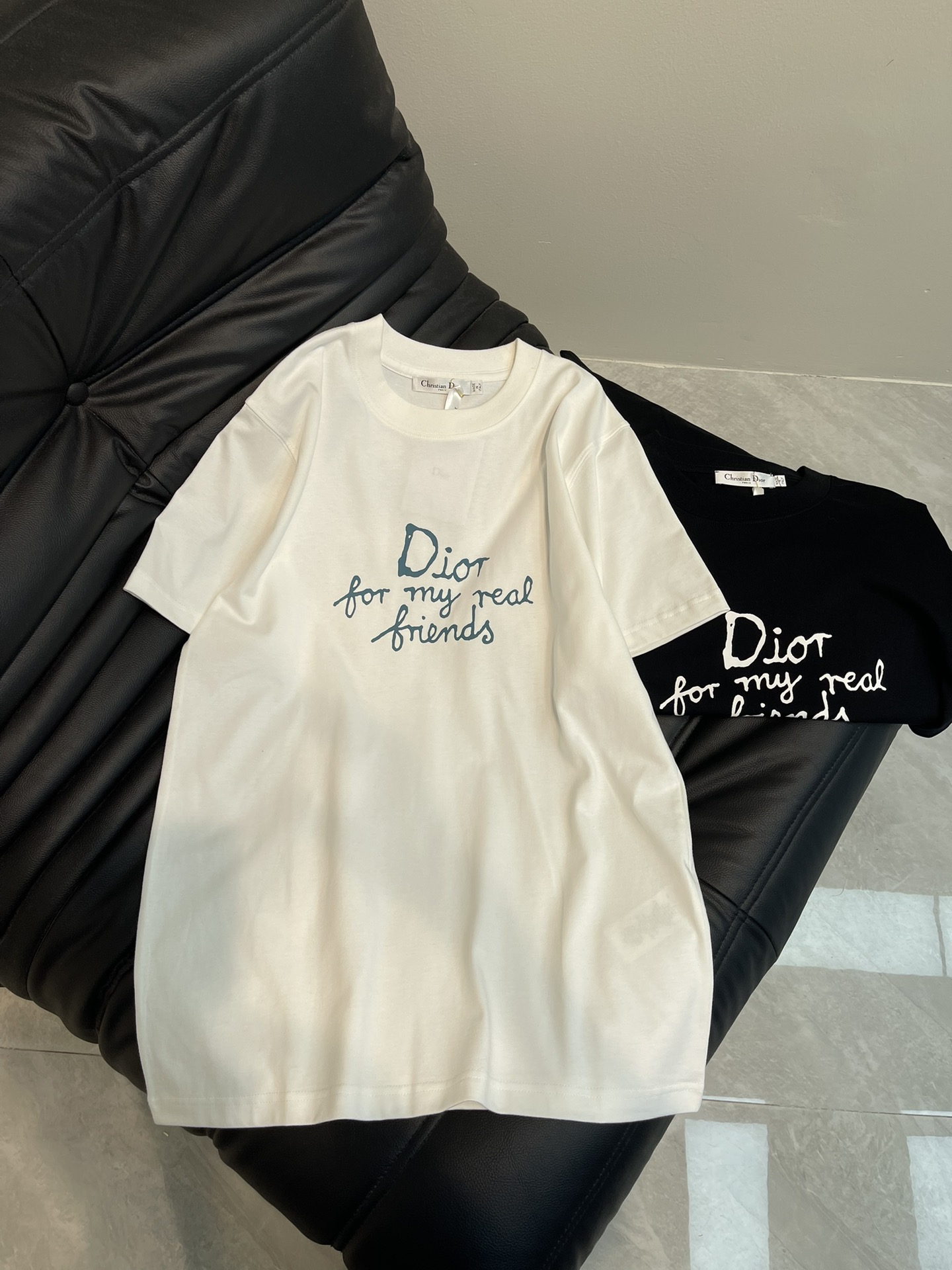 NO:311199,Dio*25 Spring and Summer New Handwritten Letter Print Short-Sleeve T-shirt. YB purchased the version. This T-shirt displays the Di0r For My Real Friends logo from the DI0R AND HYLTON NEL co-branded series. The classic silhouette is matched with a ribbed round neck, embroidery on the chest, the collar, sleeves and bottom edges are embroidered with flowering effect to enhance the style, and the casual tailoring can be matched with the same season bottom to create a fashionable look, customized accessories, the same style as men and women!  SML, dior, T-shirt,tees, t-shirt,alexander wang19860909Dio*25春夏新款手写字母印花短袖T恤.YB购入打版.这款 T 恤展示来自 DI0R AND HYLTON NEL 联名系列的 Di0r For My Real Friends 标志,经典廓形搭配罗纹圆领,胸前饰以刺绣,衣领、衣袖和底边点缀以烧花效果提升格调,休闲剪裁,可搭配同季下装营造时尚造型,定制辅料,男女同款！SML,,dior,T-shirt,tees，t-shirt,alexander wang,Women's clothing