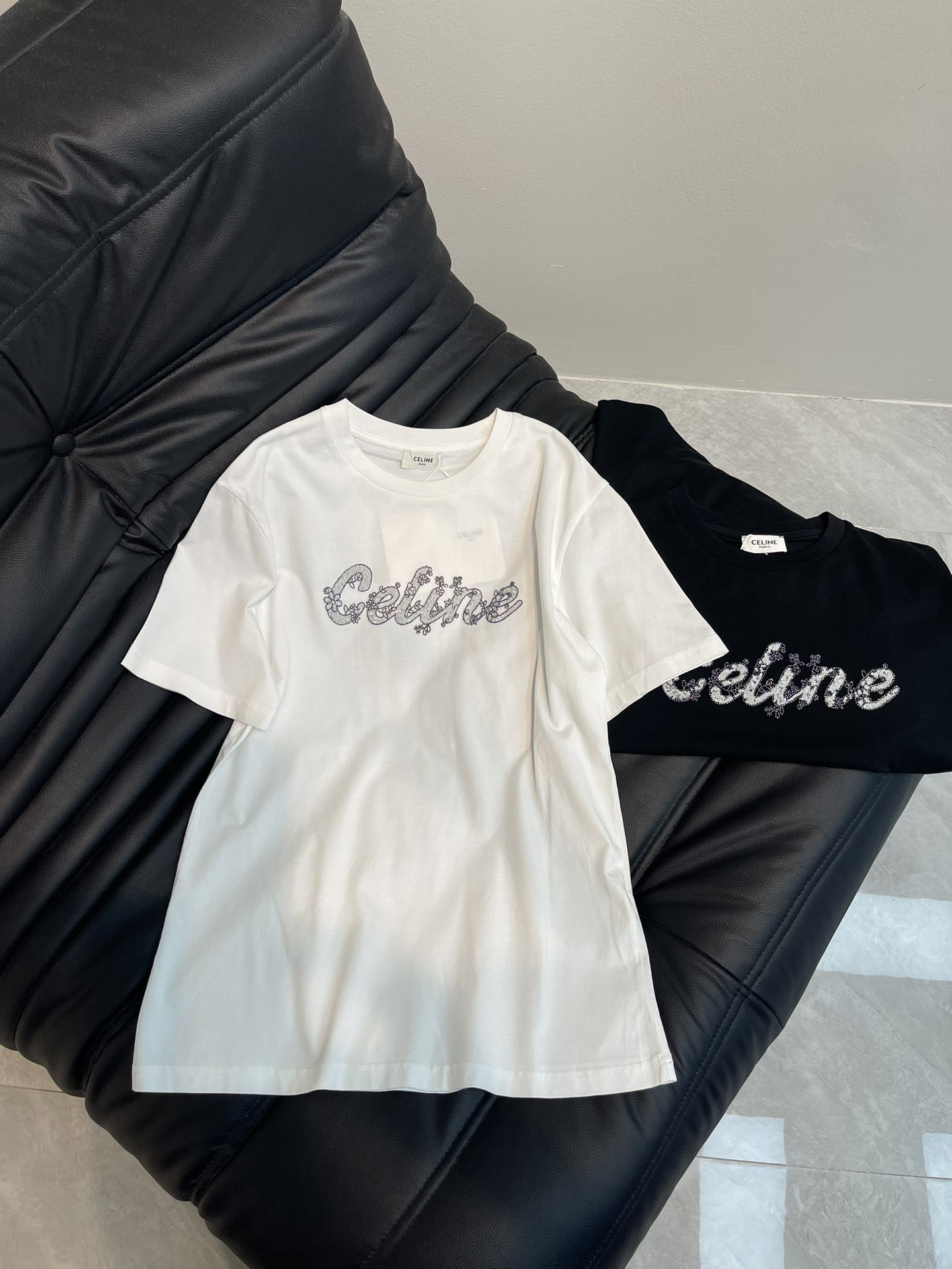 NO:311194,Celin*25 spring and summer new round neck beaded sequins short-sleeved T-shirt custom YB twill cotton material breathable and comfortable, full texture. Regular short-sleeved T-shirt cut highlights the brand style. Made of gram-weight pure cotton, slightly elastic, presents a slim visual effect. The chest is made of beaded sequins, outlines the brand words of the flower body through natural elements such as flowers and leaves. Full of romantic style. Classic black and white can be selected to highlight the high-end style. The inner wear is brilliant and fashionable. SML A,,celine,T-shirt,tees,t-shirt,alexander wang19860909Celin*25春夏新品圆领钉珠亮片短袖T恤 定制YB斜纹全棉材质 透气舒适 质感十足 常规短袖T恤裁剪 凸显品牌格调 采用克重纯棉制成 略带有弹力 呈现显瘦视觉效果 胸前以钉珠亮片组合成型 勾勒出花体品牌字样 通过花叶等自然元素点缀 充满浪漫风情 经典黑白可选 彰显高级格调 单穿内搭都出彩时髦 SML A,,celine,T-shirt,tees，t-shirt,alexander wang,Women's clothing