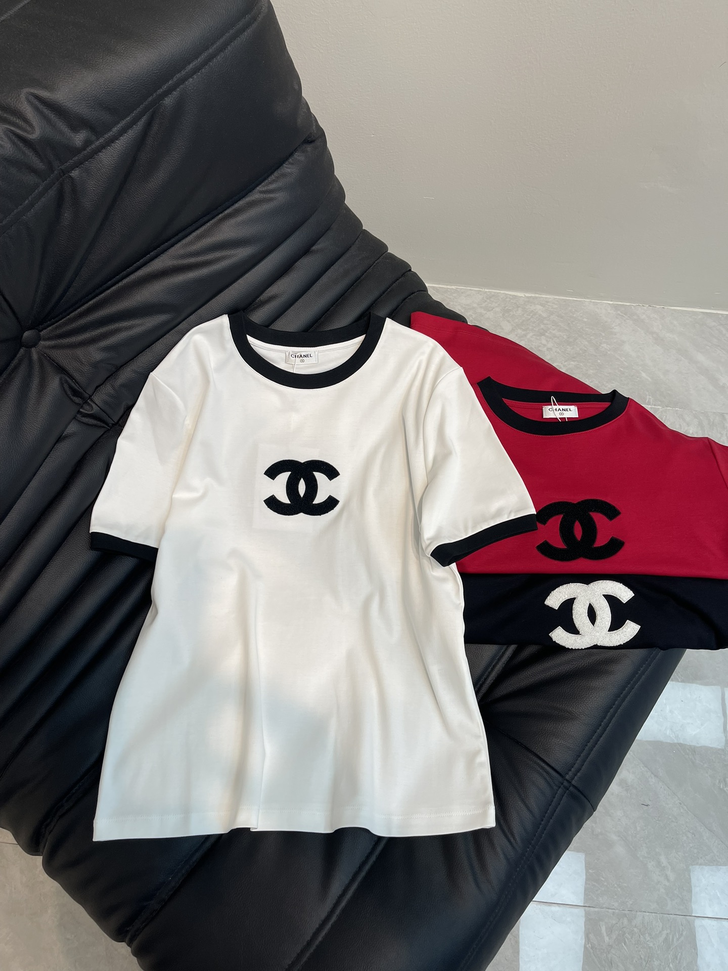 NO:311205,Chane*25 spring and summer new logo print pattern hawthorn red short-sleeved T-shirt, lazily full of burgundy adjustments, everyone is shining. The red T-shirt prepared by sweet and cool girls is simply showing the ceiling, the chest pattern is heavy-industrial flocking not print~ The feel is super comfortable, the upper body is comfortable and breathable, so fashionable and fashionable, so you will definitely keep it yourself!  !  SML, chanel, T-shirt,tees, t-shirt,alexander wang19860909Chane*25春夏新款标志印花图案山楂红短袖T恤,慵懒感拉满的酒红调整个人都在发光,甜酷女孩bi备的红色T恤 简直显白天花板,胸前图案采用重工植绒不是印花哦～手感超舒服,上身舒服又透气,太时髦洋气啦本命红T果断自留！！SML,,chanel,T-shirt,tees，t-shirt,alexander wang,Women's clothing