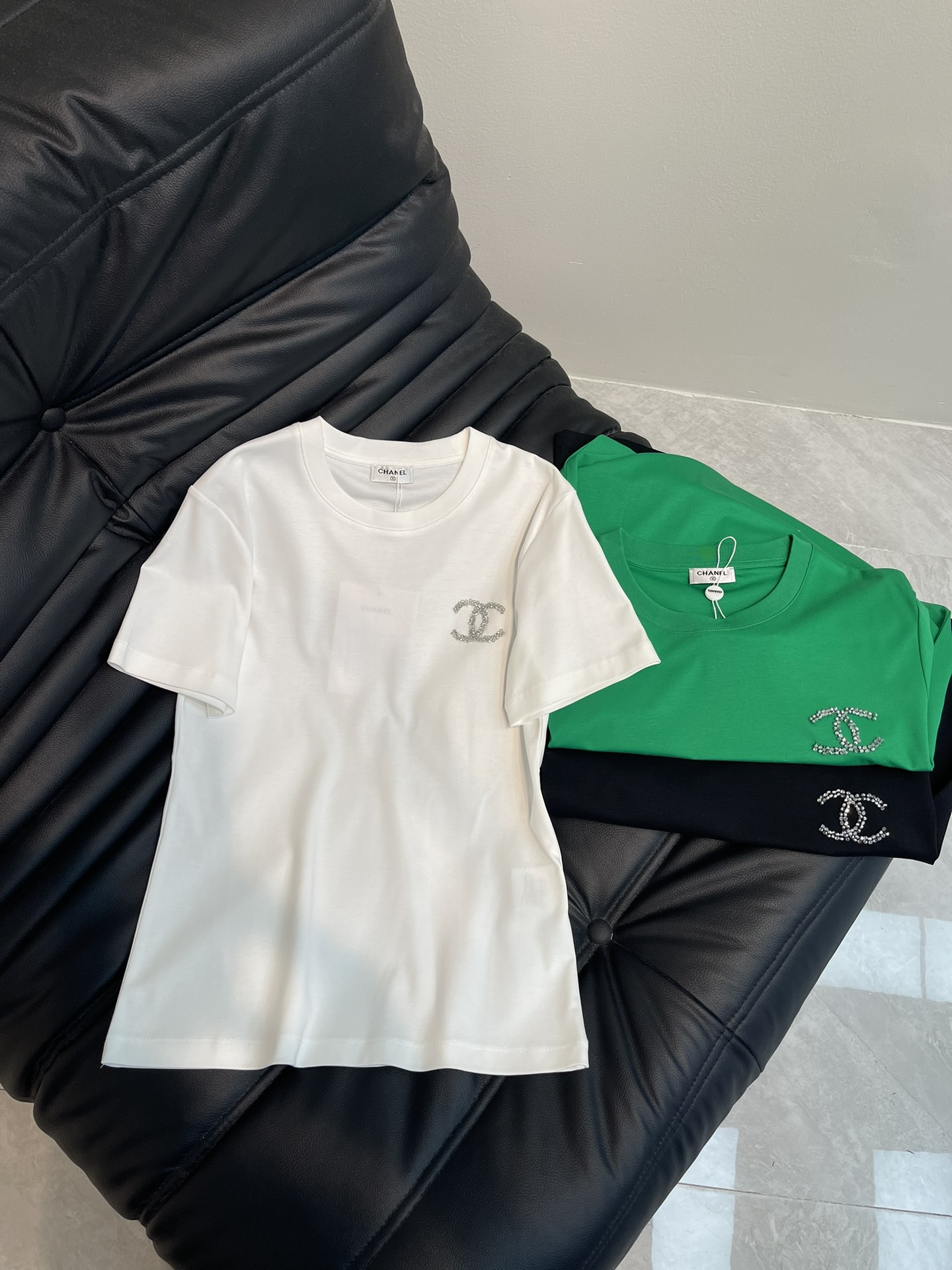 NO:311201,Chane*25 spring and summer new round-neck rhinestone logo short-sleeved T-shirt custom YB twill cotton material breathable and comfortable, full texture Slim short-sleeved T-shirt cut highlights the brand style Made of gram-weight pure cotton with a slight elasticity Presents a slim visual effect Silent white rhinestone sewn on the chest Presents a three-dimensional double C pattern Xiaoxiangjia's fashionable feeling is instantly revealed Black and white classic grass green color combination creates a personal style Fashionable and age-reducing. Single wear and inner wear is brilliant and fashionable SML A, chanel, chanel, T-shirt, tees, t-shirt, alexander wang19860909Chane*25春夏新品圆领水钻徽标短袖T恤 定制YB斜纹全棉材质 透气舒适 质感十足 修身短袖T恤裁剪 凸显品牌格调 采用克重纯棉制成 略带有弹力 呈现显瘦视觉效果 胸前缝制银白水钻 呈现出立体双C图案 小香家时尚感立现 黑白经典草绿配色打造个性风格 时髦减龄 单穿内搭都出彩时髦 SML A,,chanel,chanel,T-shirt,tees，t-shirt,alexander wang,Women's clothing