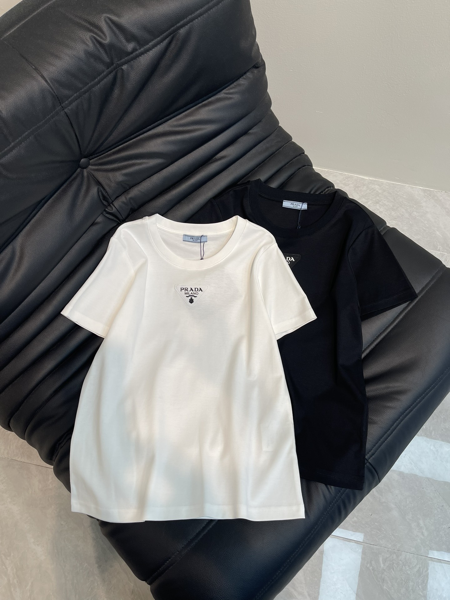 NO:311195,Prad*25 spring and summer new round neck embroidered short-sleeved T-shirt custom YB twill cotton material breathable and comfortable, full texture. Regular short-sleeved T-shirt cut highlights the brand style. Made of gram-weight pure cotton, slightly elastic, and gives a slimming visual effect. The chest is outlined with the classic triangle logo. Full of design texture. Classic black and white can be selected to show high-end style. The inner wear is brilliant and fashionable. SML,,prada,T-shirt,tees,t-shirt,alexander wang19860909Prad*25春夏新品圆领刺绣短袖T恤 定制YB斜纹全棉材质 透气舒适 质感十足 常规短袖T恤裁剪 凸显品牌格调 采用克重纯棉制成 略带有弹力 呈现显瘦视觉效果 胸前利用经典三角徽标勾勒出品牌字样 充满设计质感 经典黑白可选 彰显高级格调 单穿内搭都出彩时髦 SML,,prada,T-shirt,tees，t-shirt,alexander wang,Women's clothing