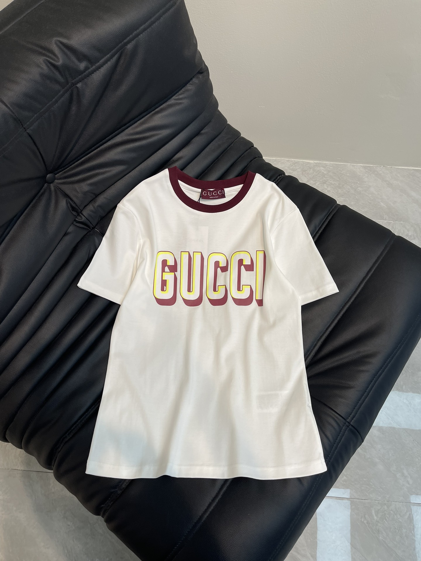 NO:311189,Gucc*25 spring and summer new round neck printed short-sleeved T-shirt Customized YB native cotton material breathable and comfortable, full texture Short-sleeved T-shirt cut highlights the brand style Made of gram-weight pure cotton with a slightly elasticity Presents a slim visual effect The neckline is made of black edges as the design highlights The chest is made of three colors to create a highlight shadow effect, so that the simple brand letter logo pattern presents a three-dimensional texture, highlights the high-end style, and is stylish in the inner wear. SML, gucci, T-shirt,tees, t-shirt,alexander wang19860909Gucc*25春夏新品圆领印花短袖T恤 定制YB原生全棉材质 透气舒适 质感十足 短袖T恤裁剪 凸显品牌格调 采用克重纯棉制成 略带有弹力 呈现显瘦视觉效果 领口以黑色包边作设计亮点 胸前用三种颜色打造高亮阴影效果 让简单的品牌字母徽标图案呈现立体质感 彰显高级格调 单穿内搭都出彩时髦 SML,,gucci,T-shirt,tees，t-shirt,alexander wang,Women's clothing