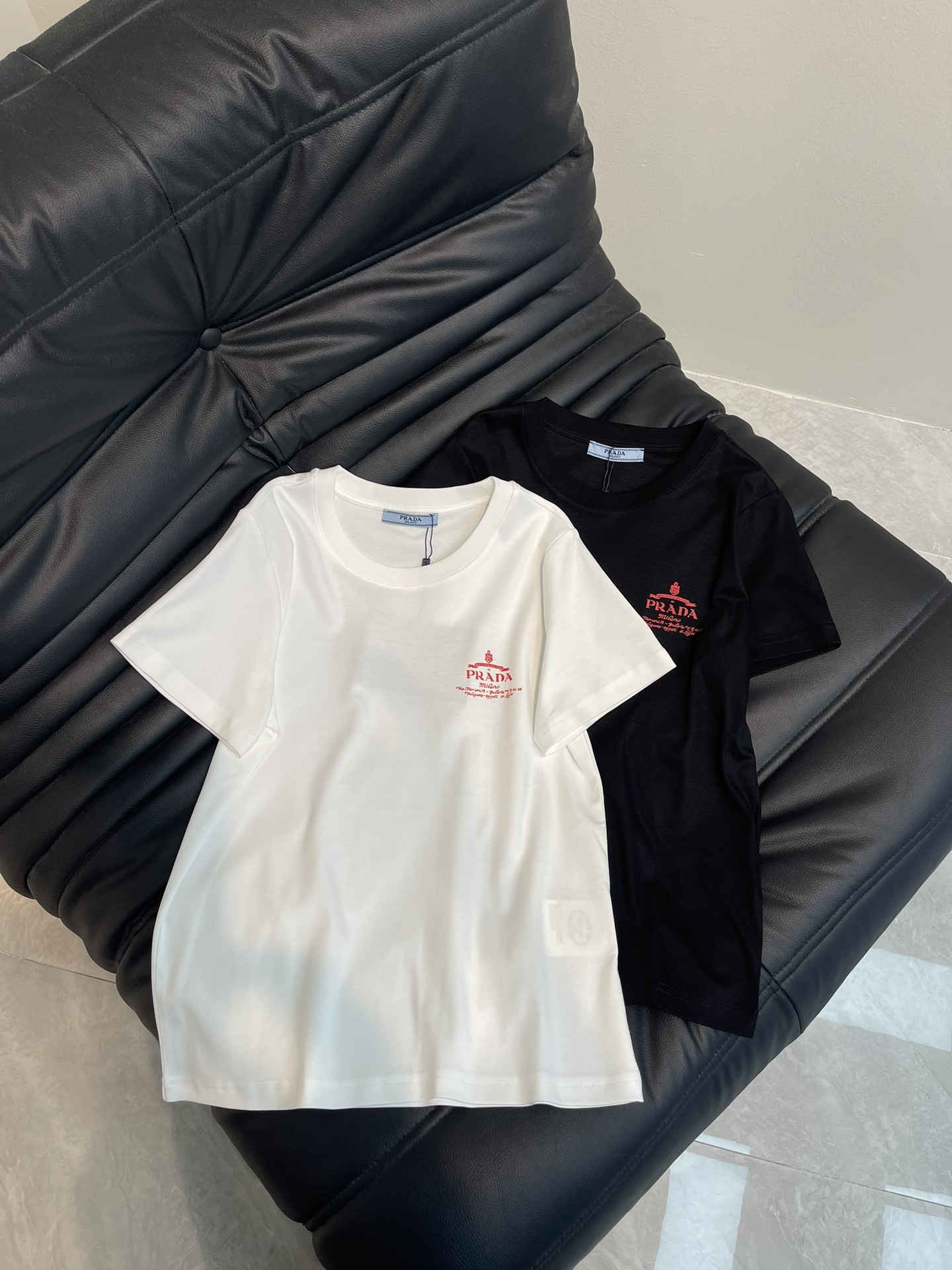 NO:311181,Prad*25 spring and summer new collar printed short-sleeved T-shirt Customized YB native cotton material breathable and comfortable, full texture. Regular short-sleeved T-shirt cut highlights the brand style. Made of gram-weight pure cotton, full of drape and presents a slim visual effect. The chest is restored by printing technology, outlines the brand logo pattern of the regular red letters. Fashionable and high-end feeling is instantly revealed. Create a personal style. Fashionable and relaxed. The inner wear is brilliant and fashionable. SML AA,,prada,T-shirt,tees,t-shirt,alexander wang19860909Prad*25春夏新品领印花短袖T恤 定制YB原生全棉材质 透气舒适 质感十足 常规短袖T恤裁剪 凸显品牌格调 采用克重纯棉制成 垂坠感十足 呈现显瘦视觉效果 胸前利用印花工艺还原色彩 勾勒出正红色字母花体品牌徽标图案 时尚高级感立现 打造个性风格 时髦松弛 单穿内搭都出彩时髦 SML AA,,prada,T-shirt,tees，t-shirt,alexander wang,Women's clothing