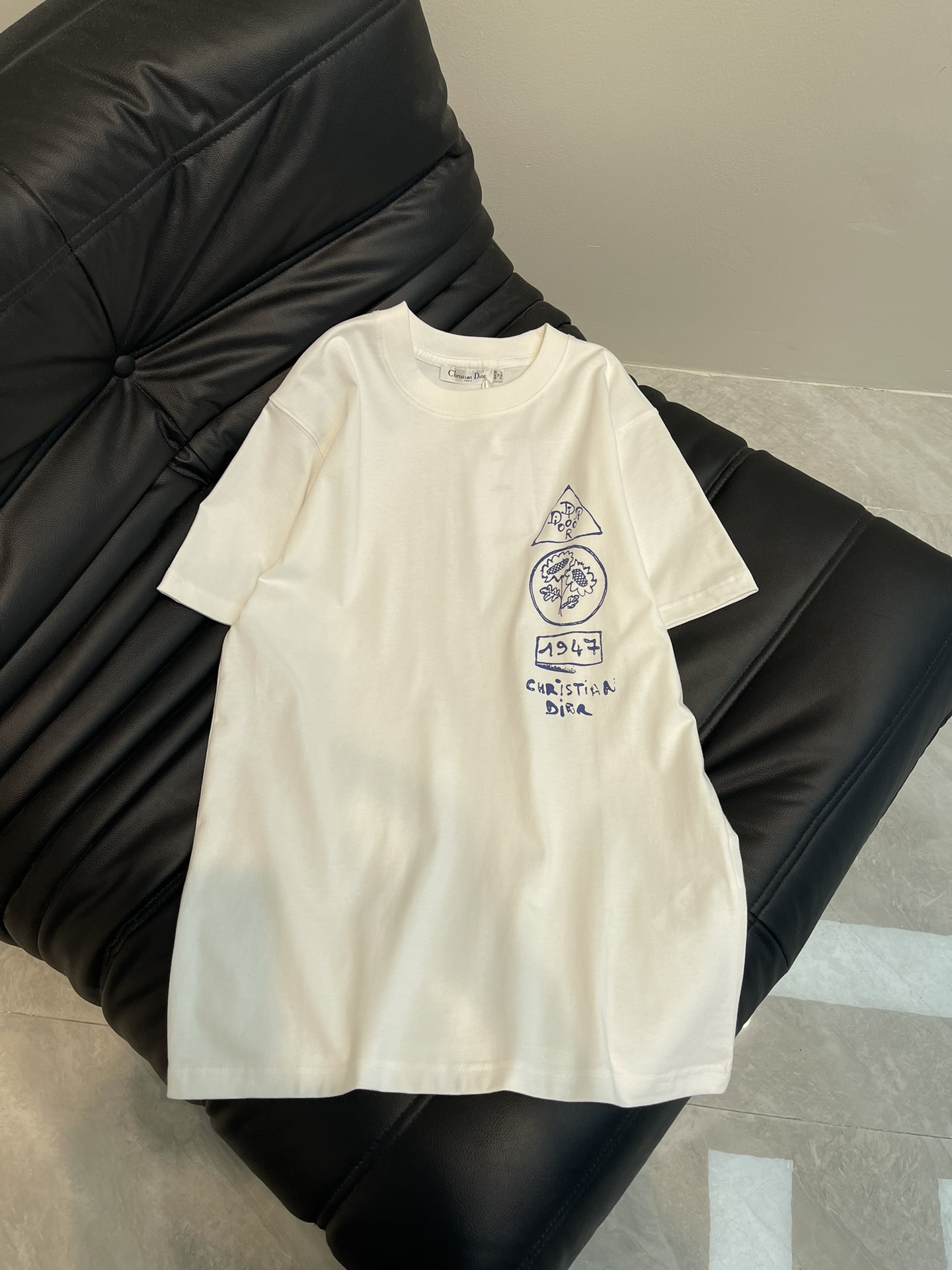 NO:311177,Dio*25 spring and summer new round neck letter short-sleeved T-shirt custom YB native cotton material breathable and comfortable, full texture Loose T-shirt cut highlights the brand style Made of gram-weight pure cotton, slightly elastic, and slim visual effect Large body hand-painted letter pattern highlights the design details Echoing the color pattern on the back, conforming to the brand tone, unified and coordinated style, high-end design sense, full of stylish inner wear, SML,,dior,T-shirt,tees,t-shirt,alexander wang19860909Dio*25春夏新品圆领字母短袖T恤 定制YB原生全棉材质 透气舒适 质感十足 宽松T恤裁剪 凸显品牌格调 采用克重纯棉制成 略带有弹力 呈现显瘦视觉效果 大身手绘字母图案凸显设计细节 与背面彩色图案呼应 符合品牌调性 风格统一协调 高级设计感拉满 单穿内搭都出彩时髦 SML,,dior,T-shirt,tees，t-shirt,alexander wang,Women's clothing