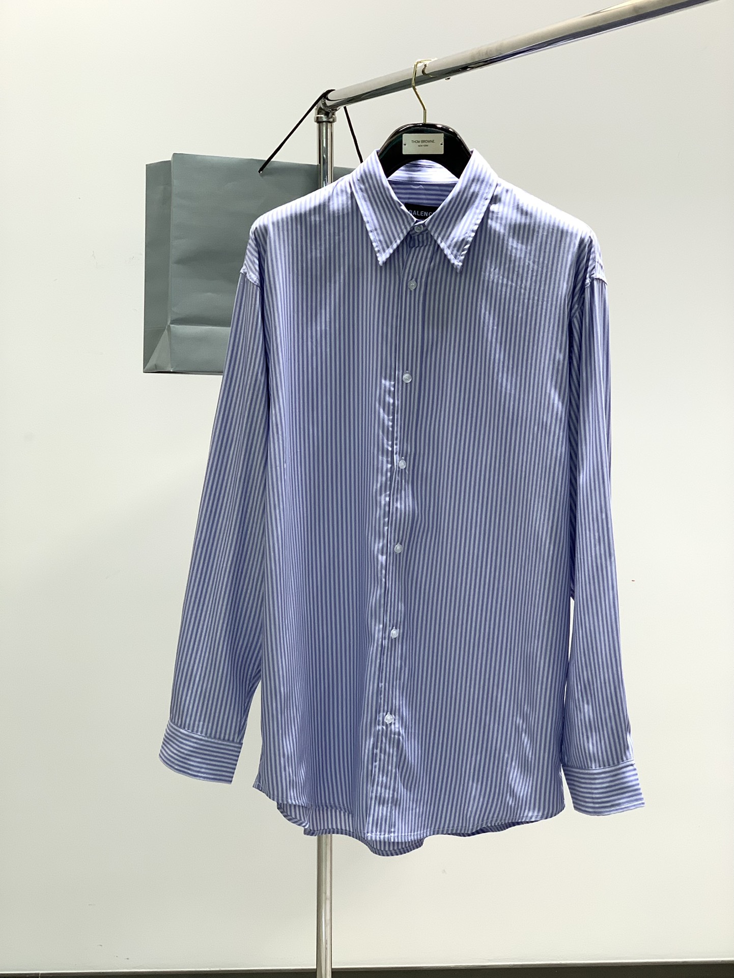 NO:122890,,Balenciaga Balenciaga, the latest spring and summer models, the counter is available at the same time, original singles, hot and fashionable long-sleeved shirts, imported original fabrics, unique design, top-level printing craft letter pattern decorative logo, simple and fashionable, handsome upper body, complete three-standards, S-XL, ,balenciaga,balenciaga,shirts,alexander wang19860909,Balenciaga 巴黎世家,春夏季最新款,专柜同步有售,原单狠货,爆款时尚休闲长袖衬衫,进口原版面料,独特设计,顶级印花工艺字母图案装饰logo,简约时尚 ,上身帅气,三标齐全,码数S-XL,,balenciaga,balenciaga,shirts,alexander wang,Men's clothing