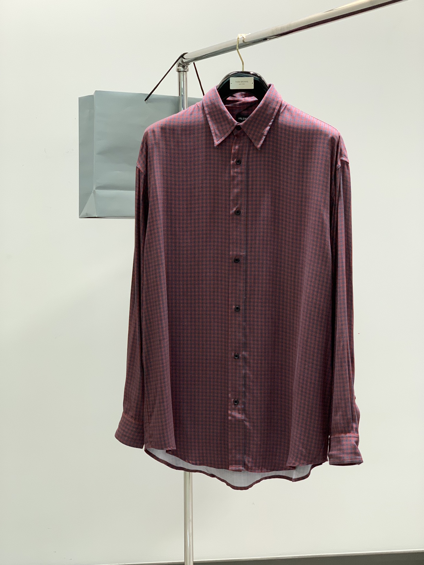 NO:122900,,Balenciaga Balenciaga, the latest spring and summer models, the counter is available at the same time, original singles, hot and fashionable long-sleeved shirts, imported original fabrics, unique design, top-level printing craft letter pattern decorative logo, simple and fashionable, handsome upper body, complete three-standards, S-XL, ,balenciaga,balenciaga,shirts,alexander wang19860909,Balenciaga 巴黎世家,春夏季最新款,专柜同步有售,原单狠货,爆款时尚休闲长袖衬衫,进口原版面料,独特设计,顶级印花工艺字母图案装饰logo,简约时尚 ,上身帅气,三标齐全,码数S-XL,,balenciaga,balenciaga,shirts,alexander wang,Men's clothing