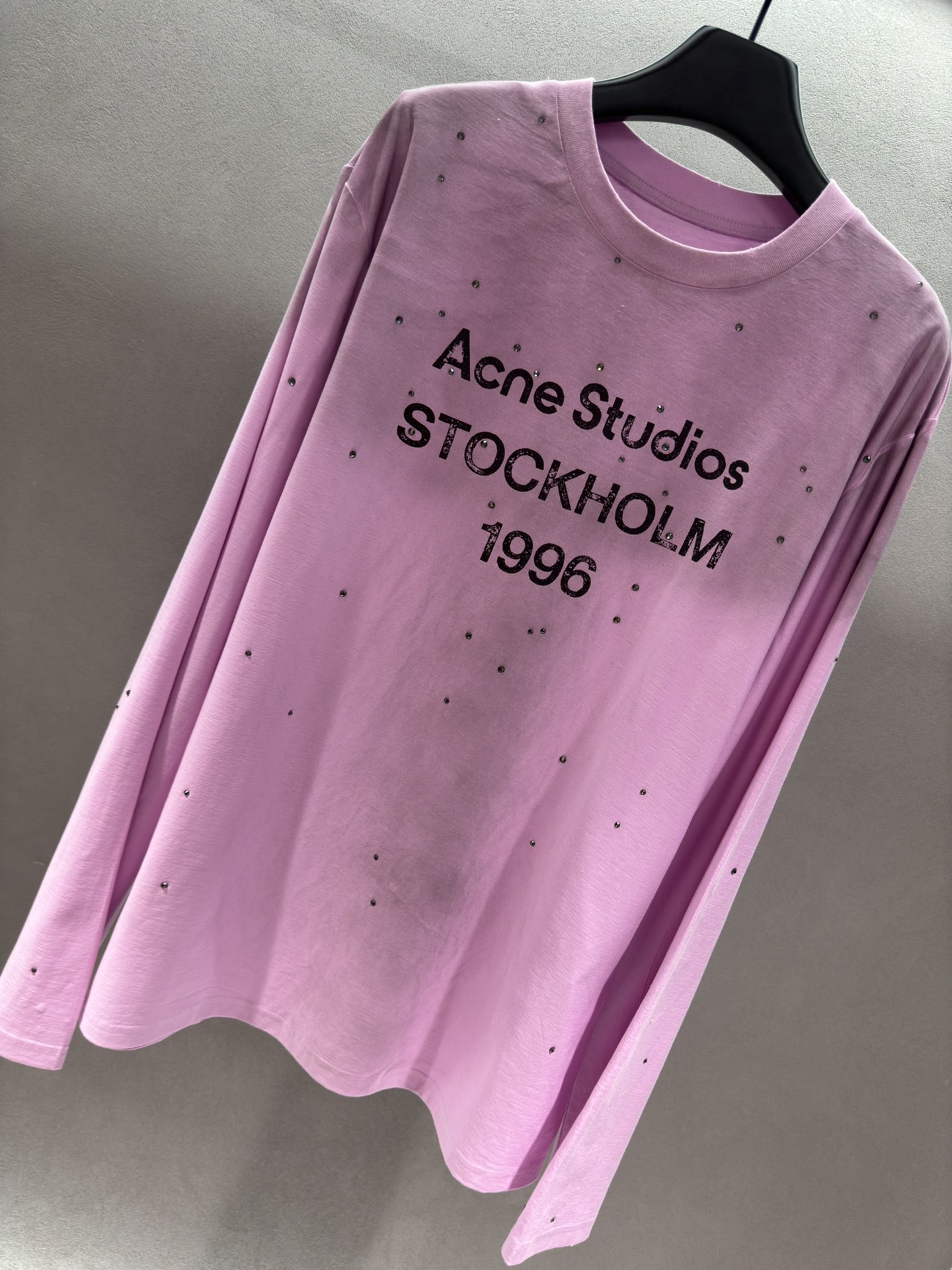 ～～～～。2025早春新款。～～～～
！Acn*，做旧长袖T恤，
钻钻星星点缀在做旧1996上，精致的慵