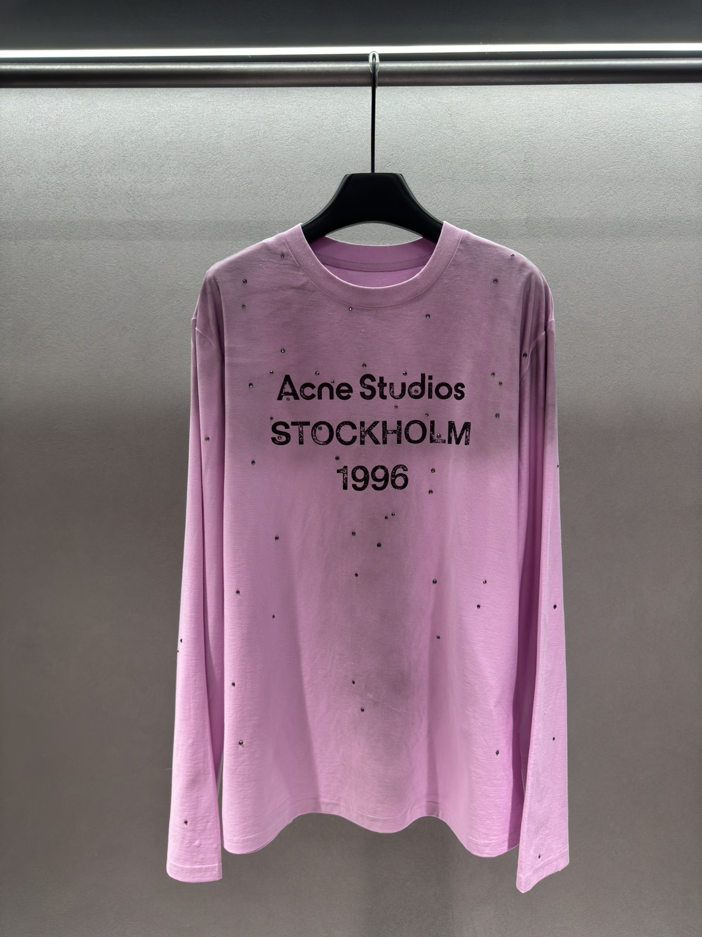 ～～～～。2025早春新款。～～～～
！Acn*，做旧长袖T恤，
钻钻星星点缀在做旧1996上，精致的慵