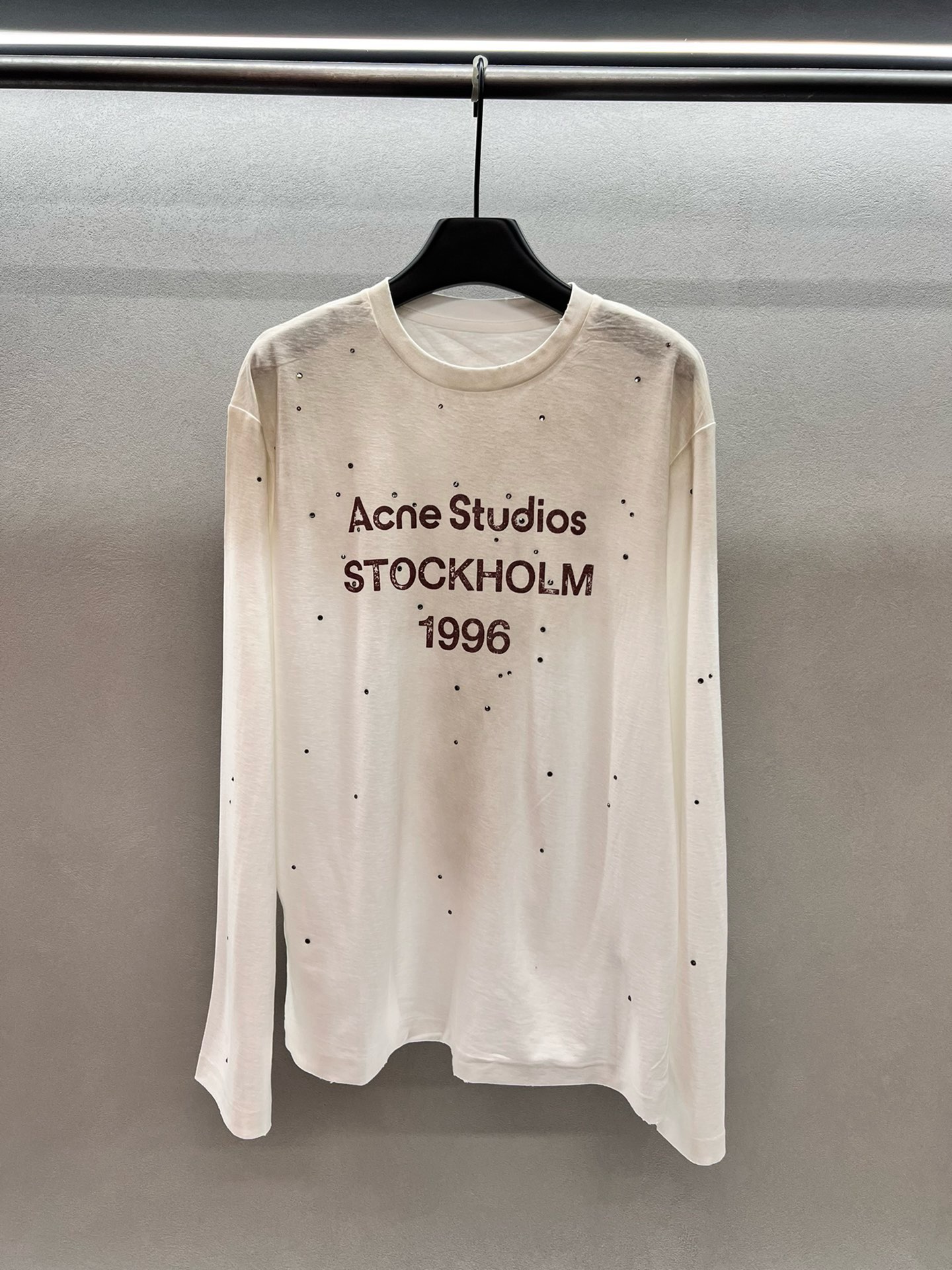 ～～～～。2025早春新款。～～～～
！Acn*，做旧长袖T恤，
钻钻星星点缀在做旧1996上，精致的慵